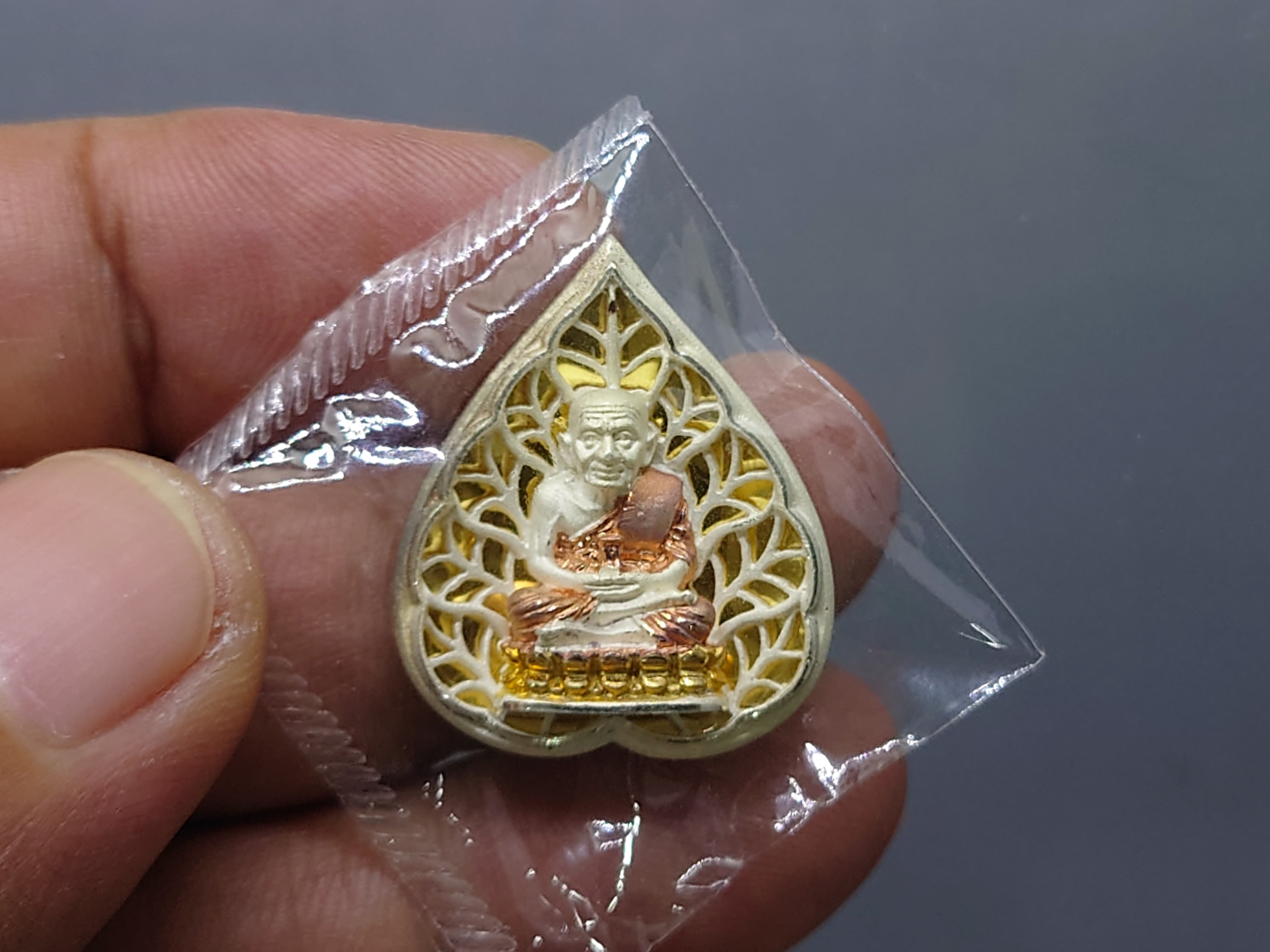 เหรียญหลวงปู่ทวด เนื้อเงินสามกษัติย์ รุ่นมงคลบารมี วัดประสาทบุญญาวาส พิมพ์ใบโพธิ ใหญ่ ขนาดสูง 2.5 ซ.ม.พ.ศ.2545 พร้อมกล่องเดิม