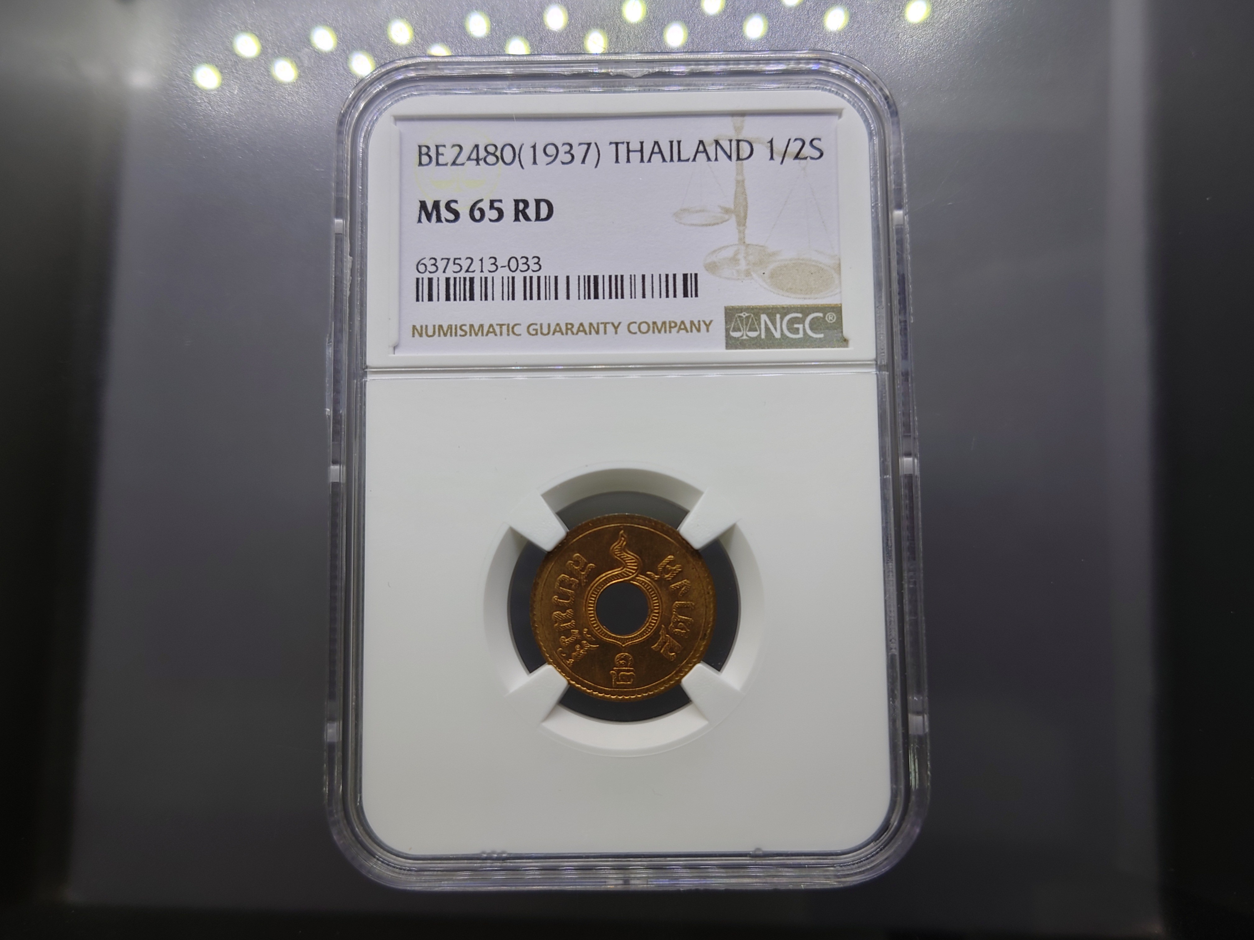 เหรียญเกรดดิ้ง เหรียญ 1/2 สตางค์ รู ทองแดง (เลขศูนย์ รี) ปี 2480 ไม่ผ่านใช้ MS 65 RB NGC