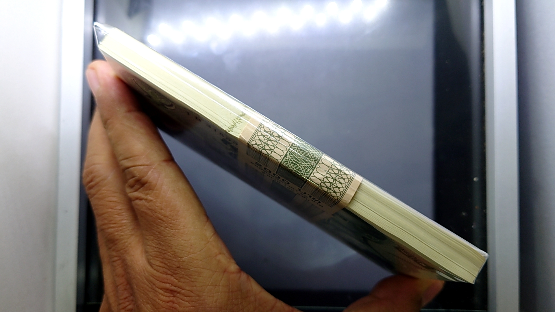 ธนบัตร 20 บาท แบบ 12 ยุครัชกาลที่ 9 ยกแหนบ 100 ใบ เลขเรียง ไม่ผ่านใช้ สภาพสวย