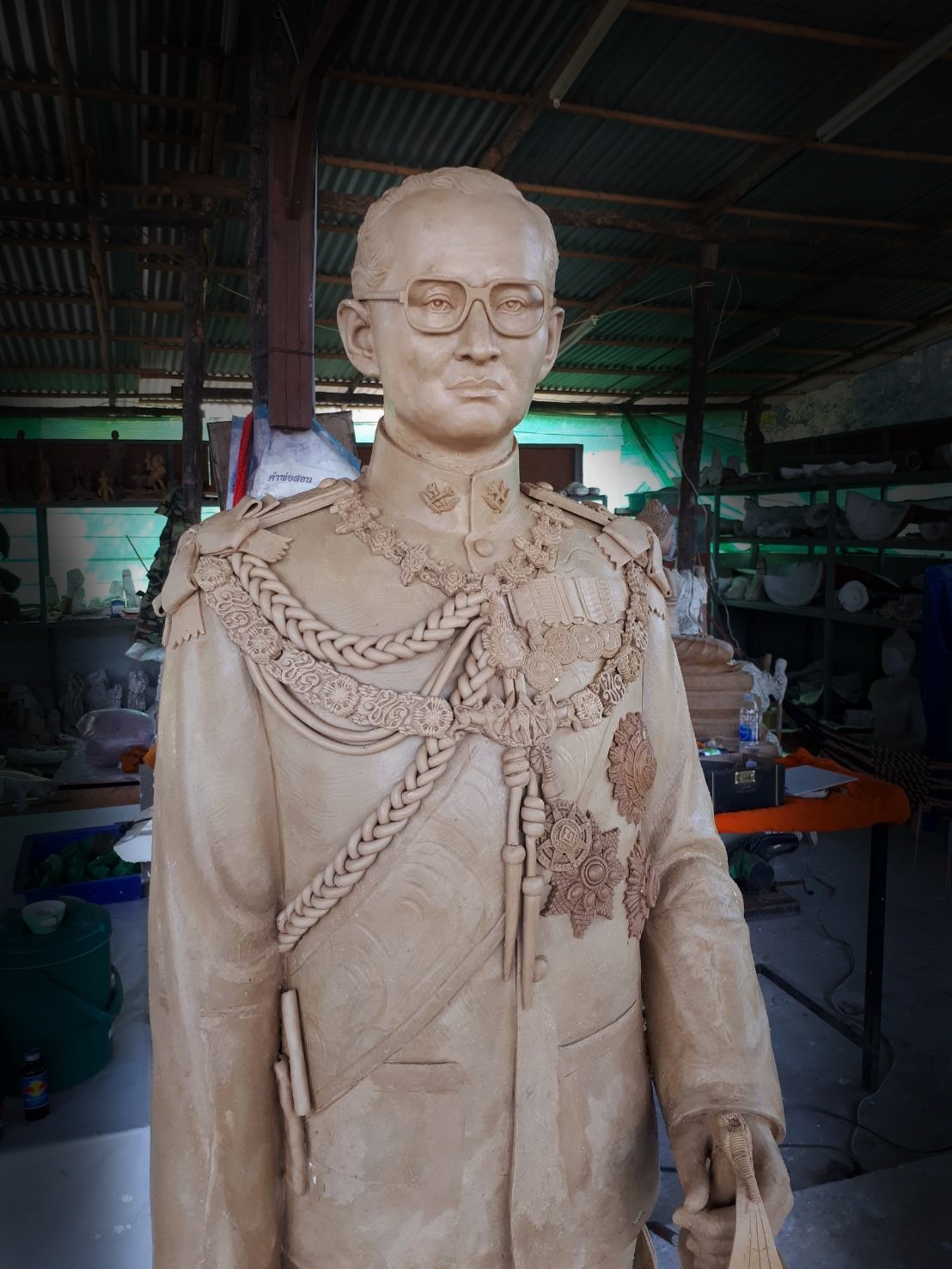 พระบรมรูปหล่อรัชกาลที่ 9 เต็มองค์ (ขนาดเท่าจริง)
