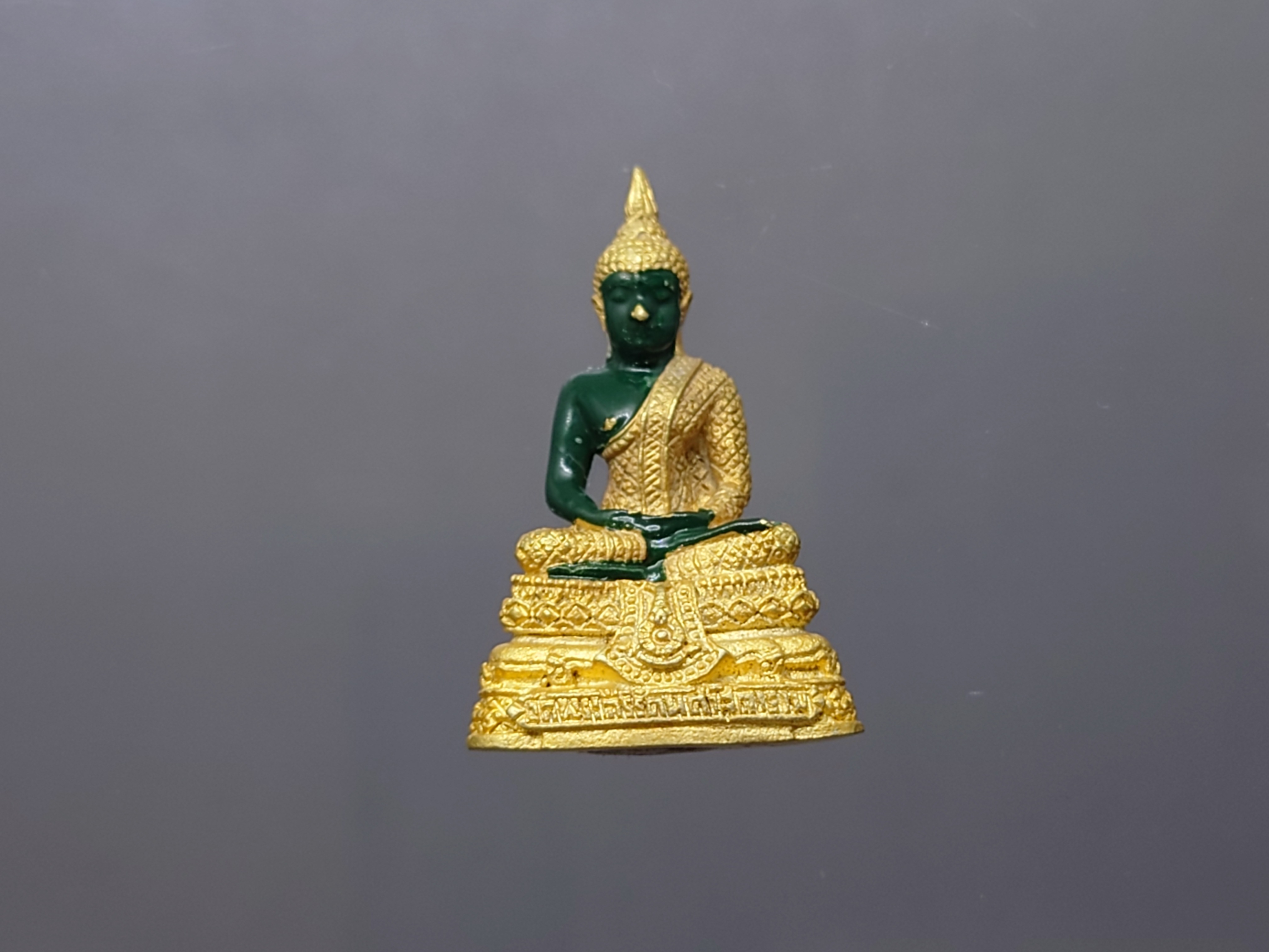พระแก้วมรกต ทรงเครื่องฤดูฝน เนื้อโลหะเคลือบสีเขียว เครื่องทรงชุบทอง ขนาดสูง 3 เซน สำนักพระราชวัง สร้าง พุทธาภิเษก ณ วัดพระศรีรัตนศาสดาราม พ.ศ.2547