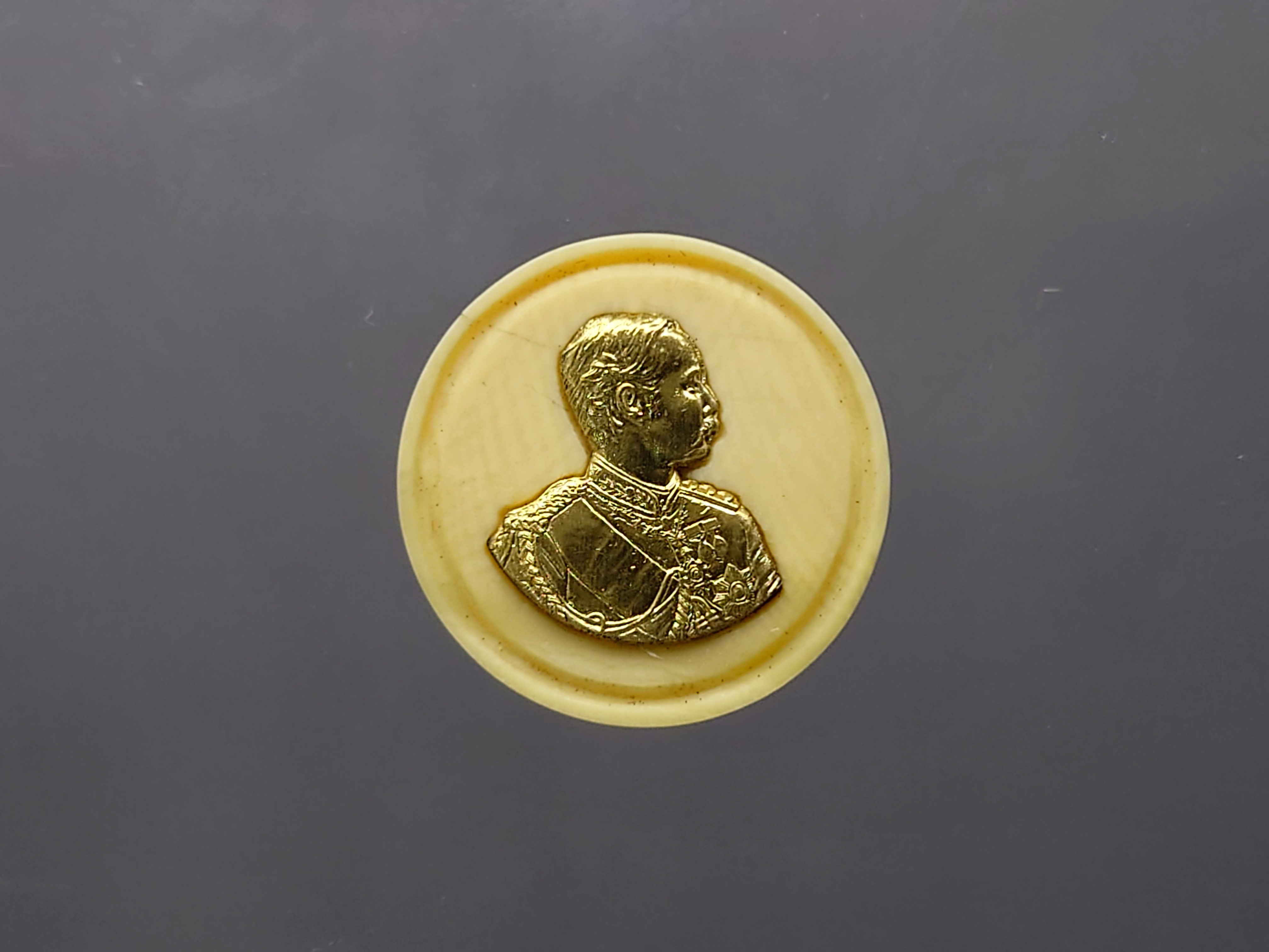 เหรียญรัชกาลที่5 เนื้องาช้างแมมมอธ หน้ากากทองคำ รุ่นคชสารหมื่นปี พิมพ์เล็ก หลวงพ่ออุตตมะ วัดวังก์วิเวการาม ปี2540 พร้อมกล่องเดิมและการ์ดรับรอง