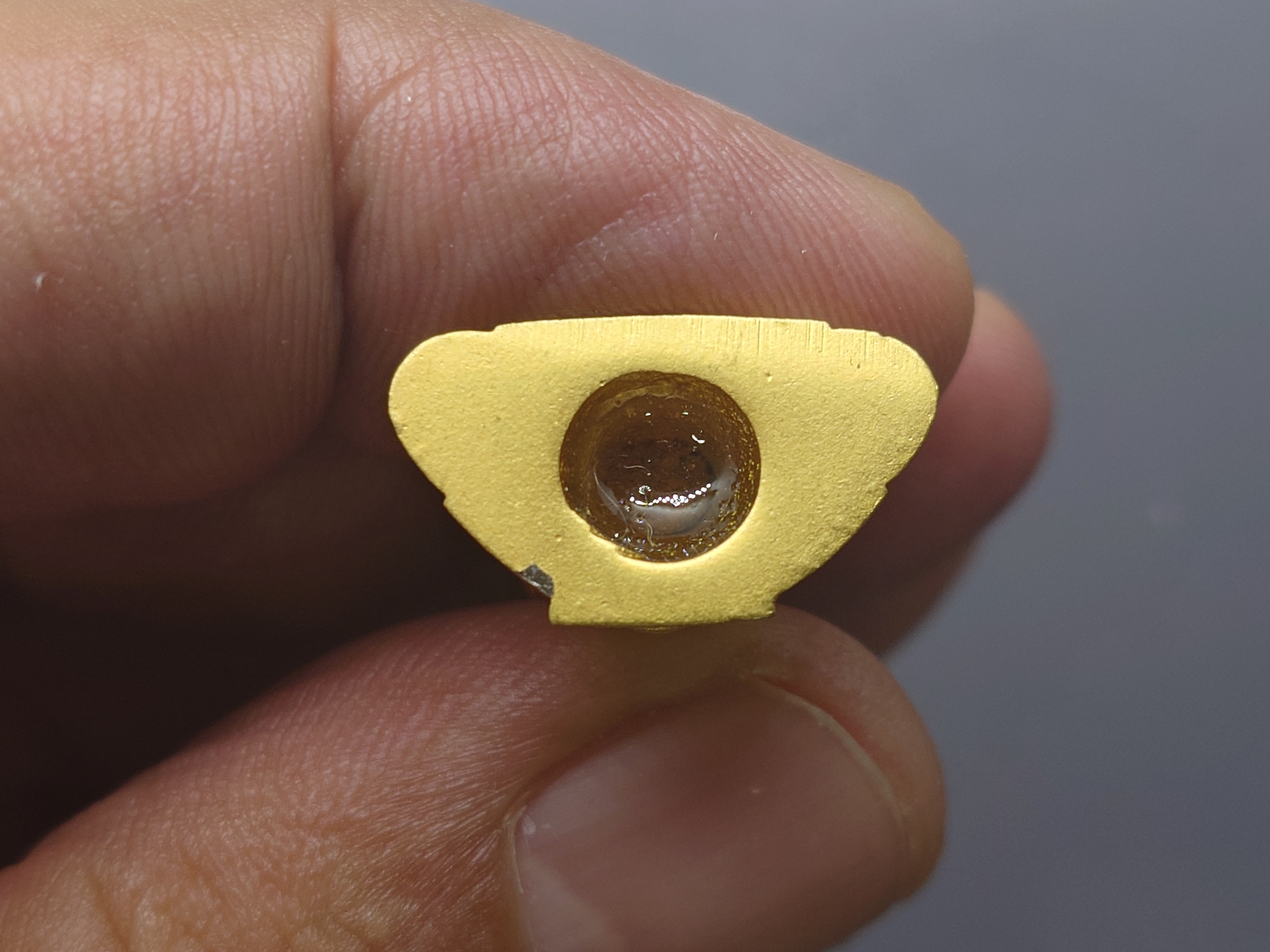 พระแก้วมรกต ทรงเครื่องฤดูหนาว เนื้อโลหะเคลือบสีเขียว เครื่องทรงชุบทอง ขนาดสูง 3 เซน สำนักพระราชวัง สร้าง พุทธาภิเษก ณ วัดพระศรีรัตนศาสดาราม พ.ศ.2547 พร้อมตลับเดิม