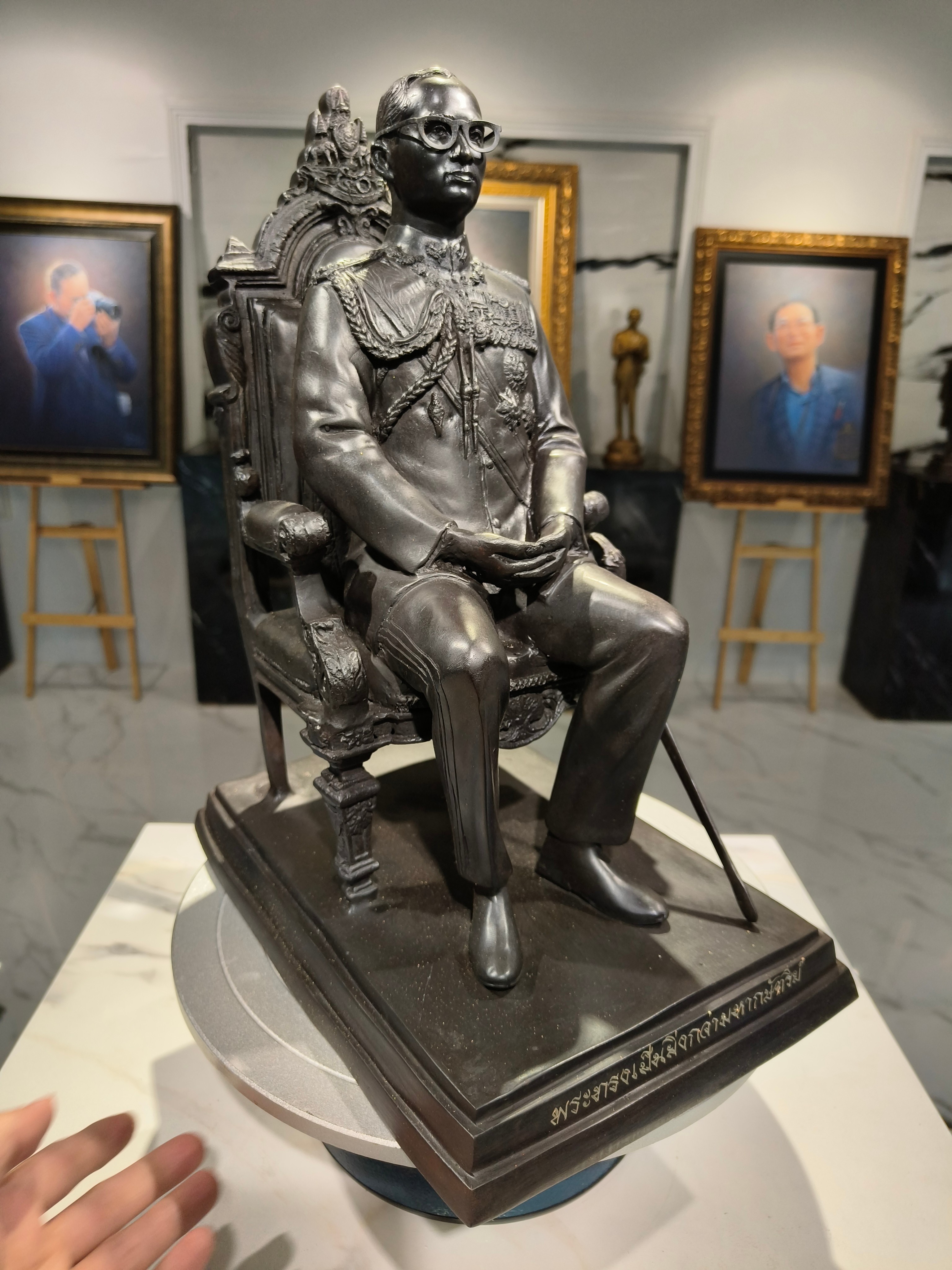 รูปหล่อ ในหลวง รัชกาลที่ 9 ร.9 นั่งบัลลังก์ หน้าตัก 9 นิ้ว สมโภชพระอารามหลวงครบ 229 ปี วัดอรุณราชวราราม (2539-2540)