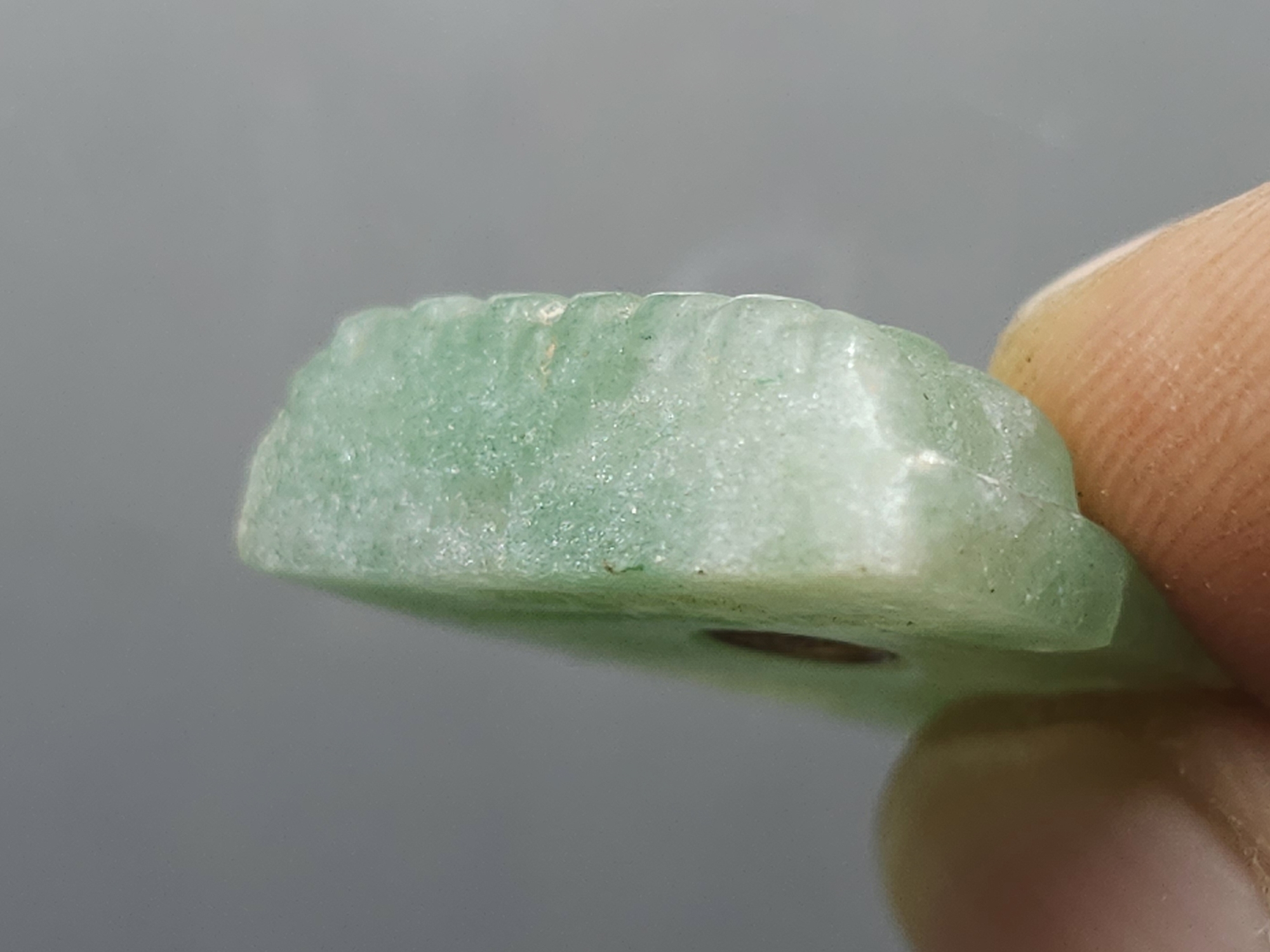 หลวงปู่ทวดหยก เนื้อหยก หลังฝังหมุดทองคำแท้ พิมพ์เตารีด ขนาดสูง 3.5 เซน วัดพะโคะ สมาคมชาวเพชรบุรีสร้าง ปี2543 พร้อมกล่องเดิม