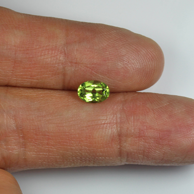 **ขายแล้ว**เพอริโด (Peridot) 1.01 กะรัต สีเขียวอมเหลือง รูปร่างดี