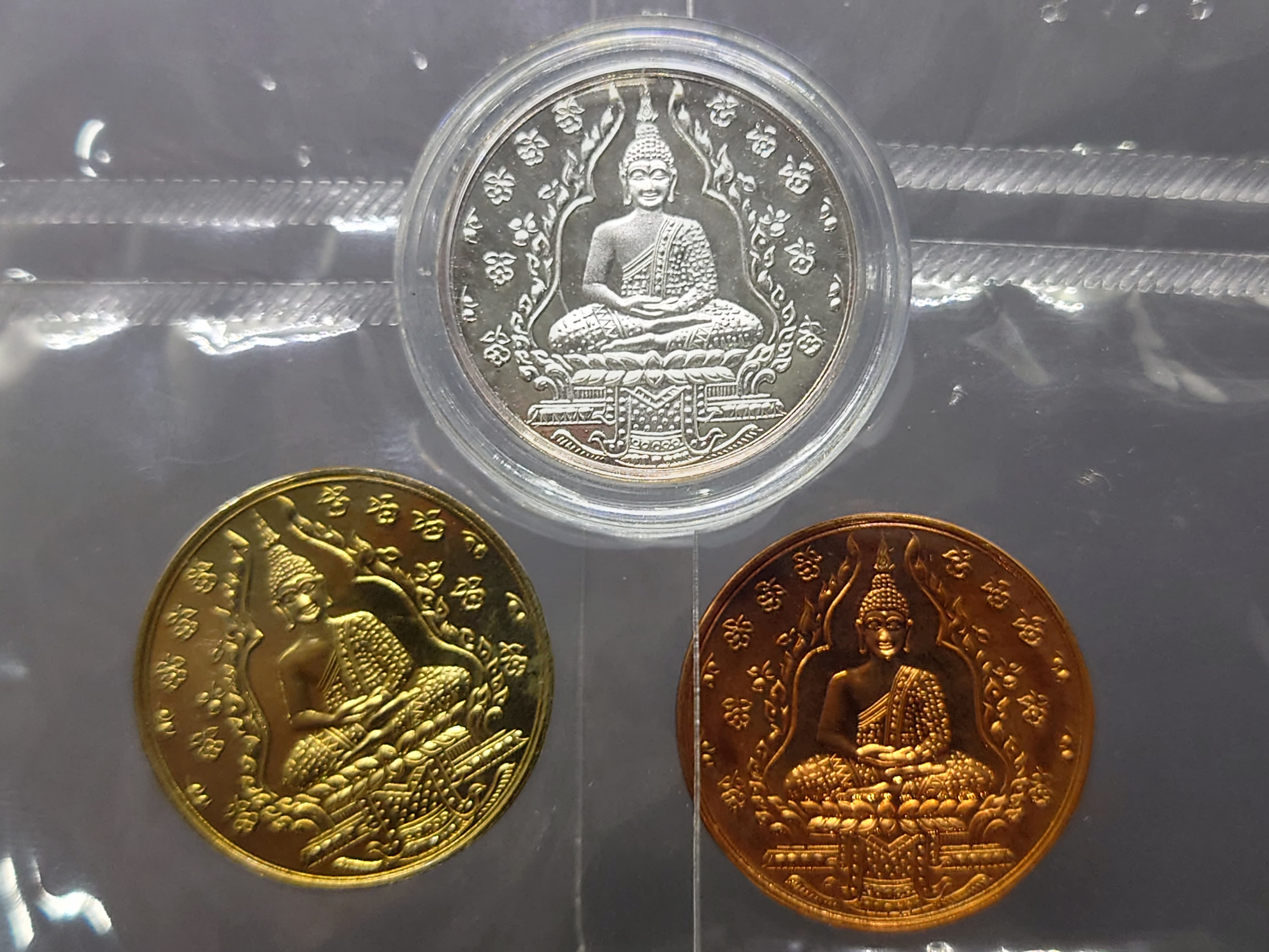 พระแก้วมรกต รุ่น2 (ครบชุด เนื้อเงิน อัลปาก้า ทองแดง ขัดเงา) สร้างโดยสำนักพระราชวัง พิธีพุทธาภิเษก ณ วัดพระศรีรัตนศาสดาราม ปี 2547 ไม่ผ่านใช้ ตลับเดิม ซองเดิม