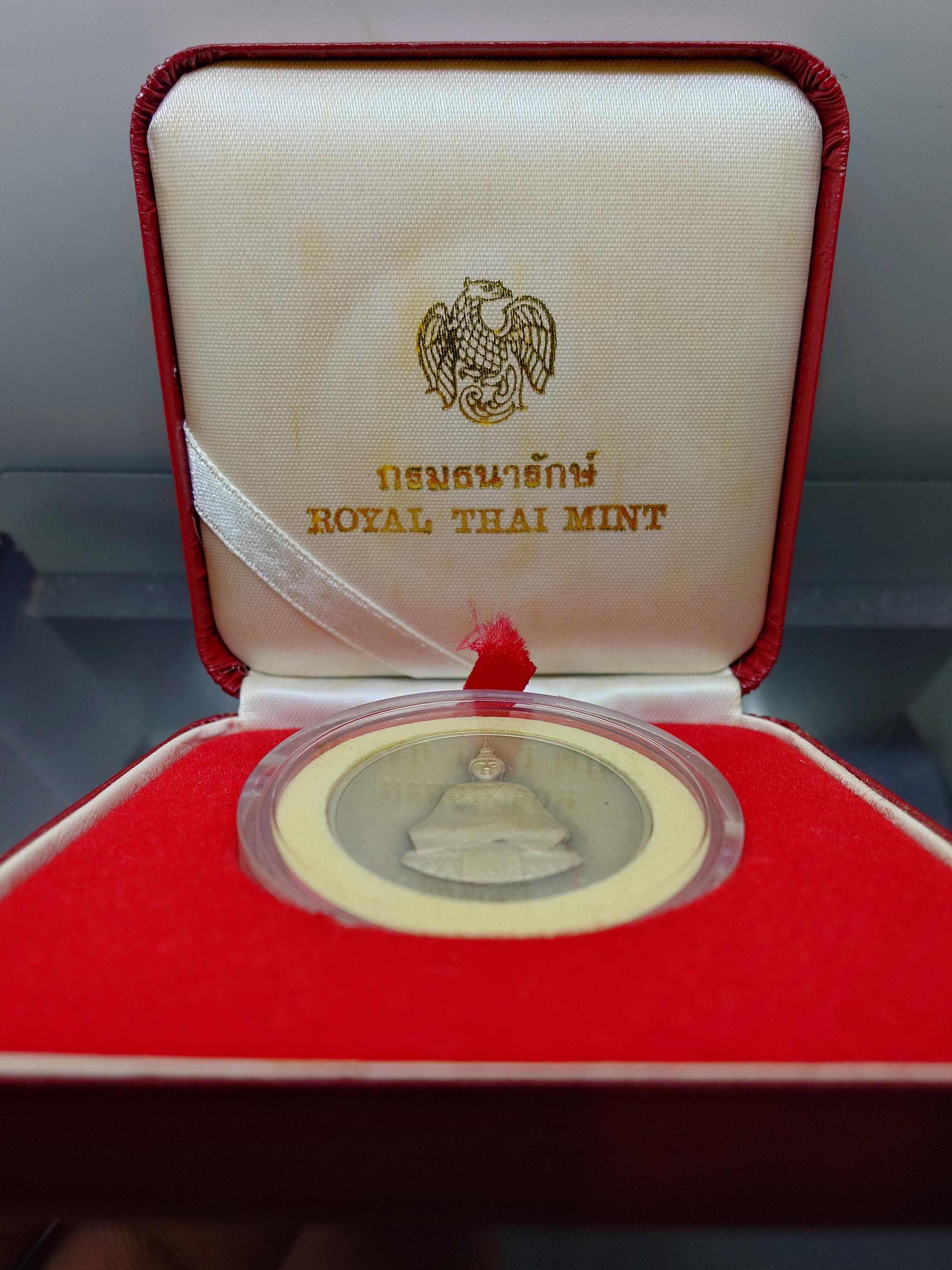 พระแก้วมรกต ทรงฤดูหนาว หลัง ภปร เนื้อเงินรมดำพ่นทรายพิเศษ ที่ระลึกเฉลิมพระเกียรติ 75 พรรษา ในหลวง รัชกาลที่9 ธนารักษ์จัดสร้าง พ.ศ.2545 พร้อมกล่องหนัง