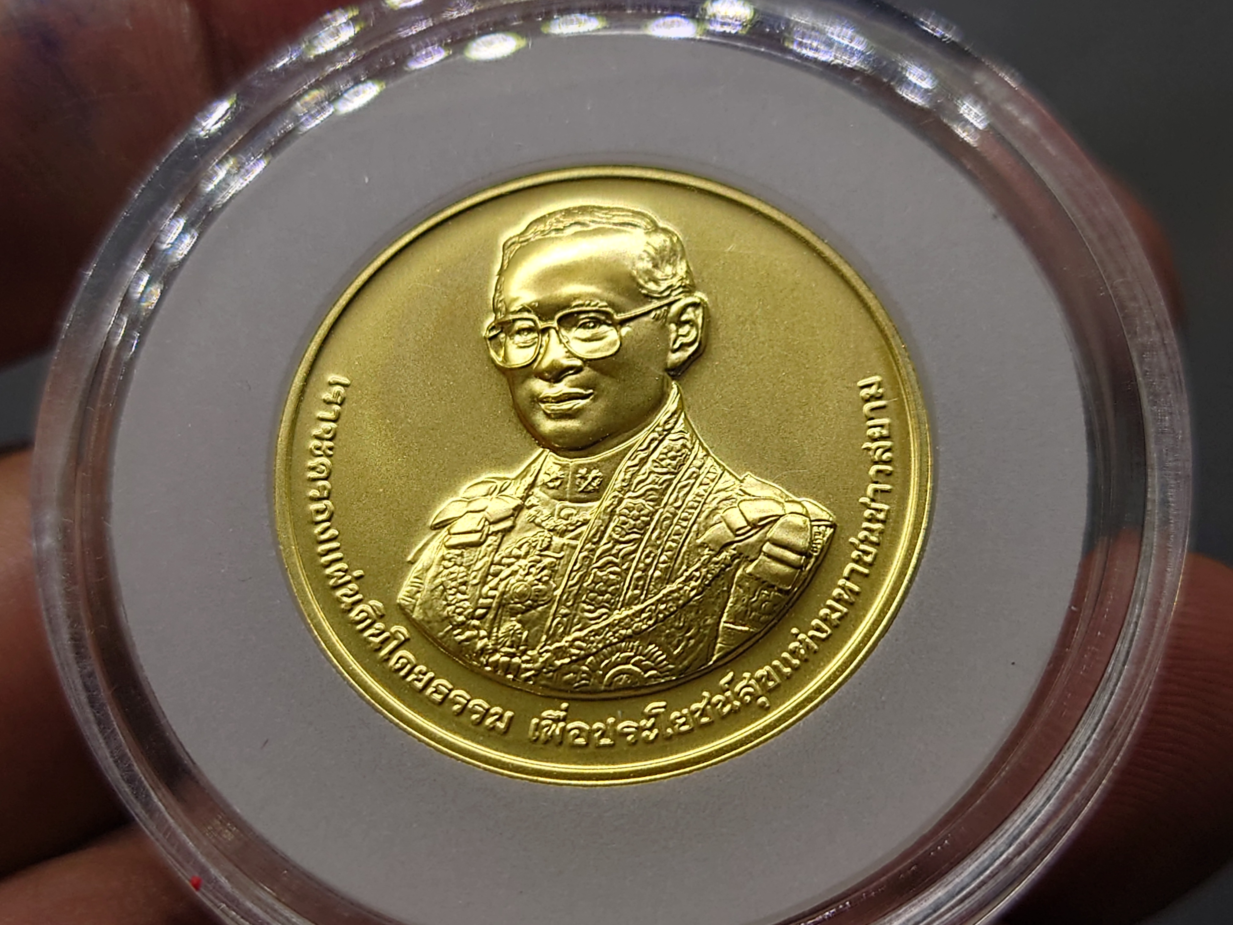 เหรียญทองคำ(ทอง 99 % หนัก 1 บาท)ที่ระลึก 60 ปี บรมราชาภิเษก ทองคำพ่นทราย พ.ศ.2553 พร้อมกล่องไม้ ใบเซอร์ อุปกรณ์ครบ