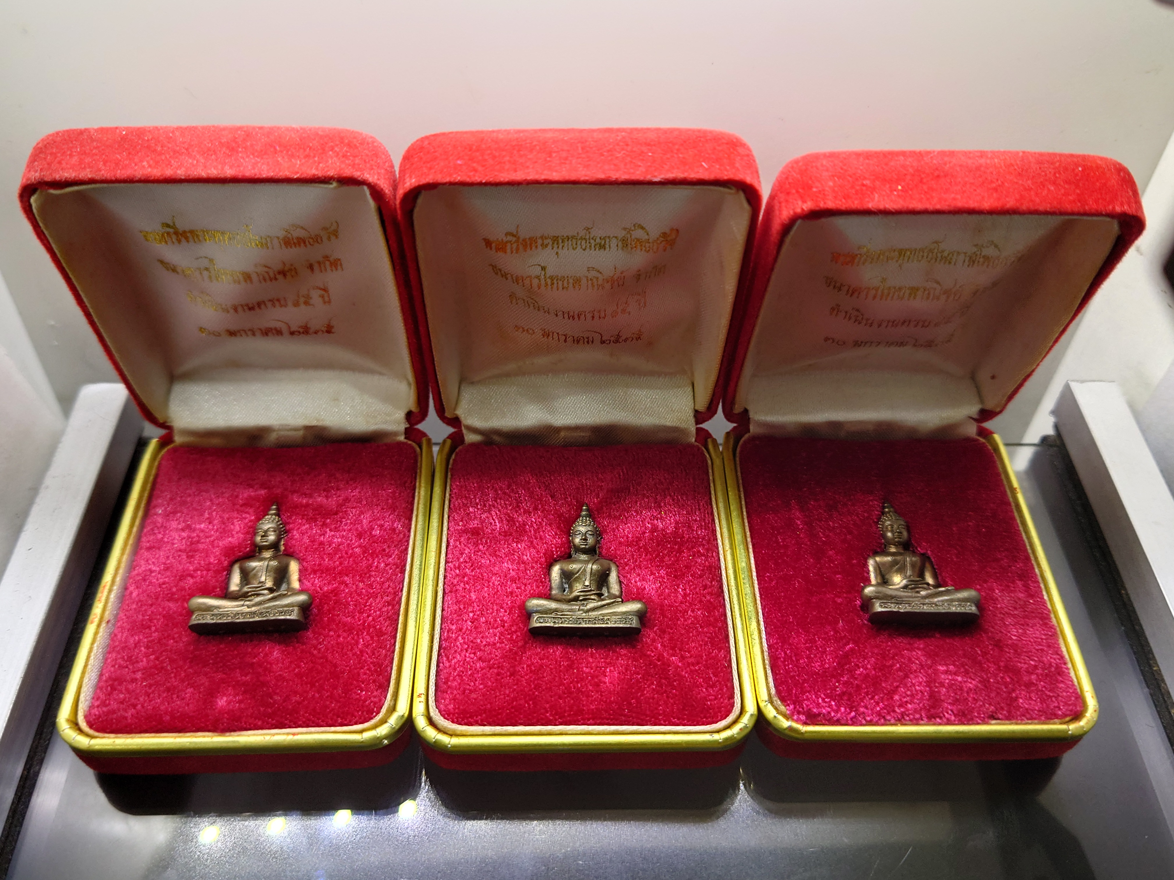 พระกริ่งพระพุทธโนภาสโพธิธวัช เนื้อนวะโลหะ ครบรอบ 85 ปี ธนาคารไทยพาณิชย์ พ.ศ.2535 พร้อมกล่องเดิม