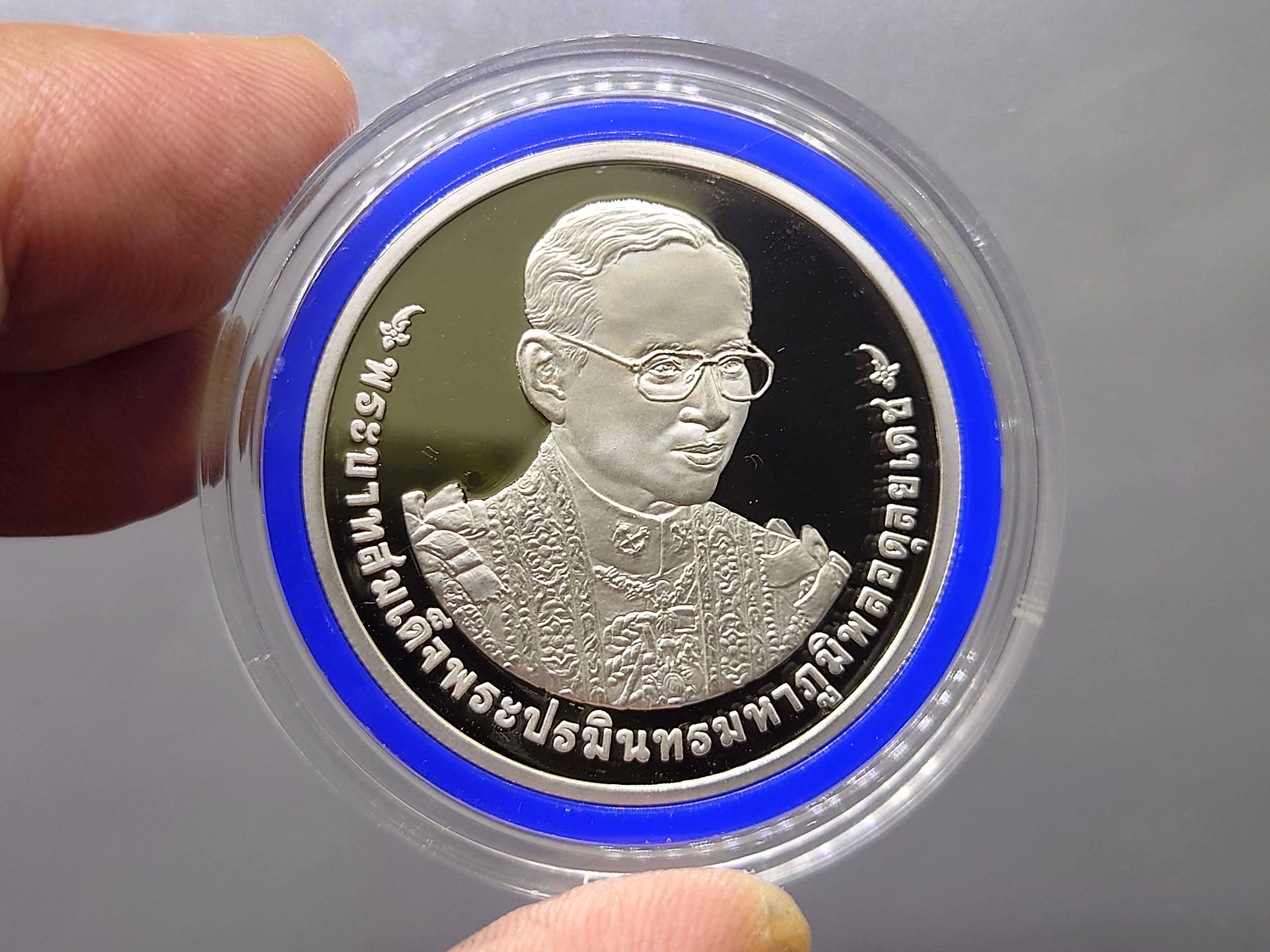 เหรียญเงินขัดเงา 800 บาท ที่ระลึกฉลองครองราช 70 ปี รัชกาลที่ 9 (อุปกรณ์ครบ)