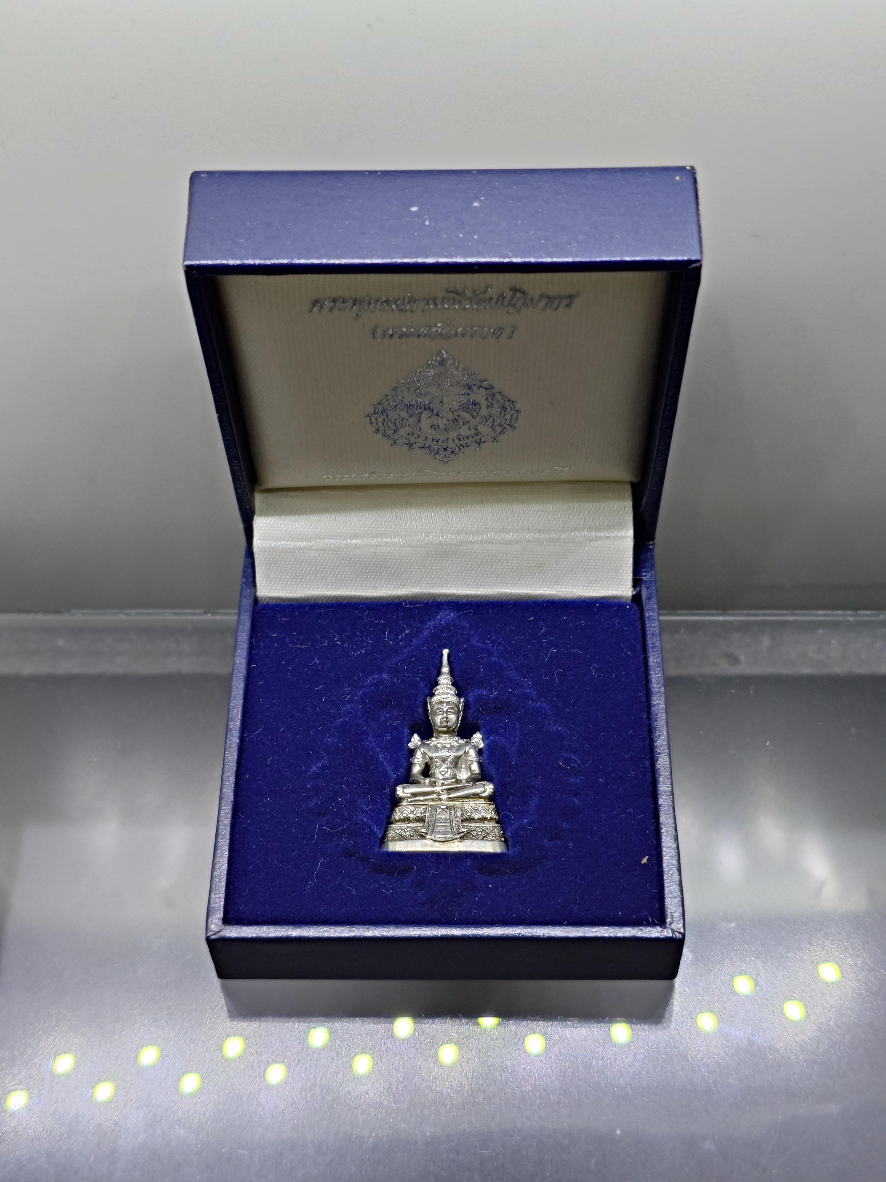 พระแก้วมรกต (พระพุทธมหามณีรัตนปฏิมากร) กรมสรรพสามิต ครบรอบ 64 ปี เนื้อเงินรมดำ พ.ศ.2539 พร้อมกล่องเดิม