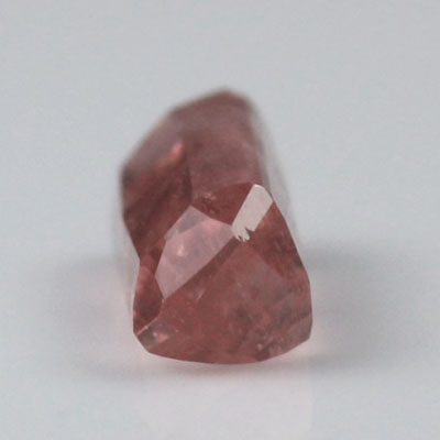 **ขายแล้ว**โรโดโครไซต์ (Rhodochrosite) 0.65 กะรัต เจียระไนเหลี่ยม หายาก สีชมพูอมส้ม