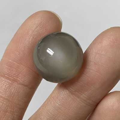 มูนสโตน หรือ มุกดาหาร (Moonstone) 19.61 กะรัต สีเทาอมน้ำตาล ทรงกลม