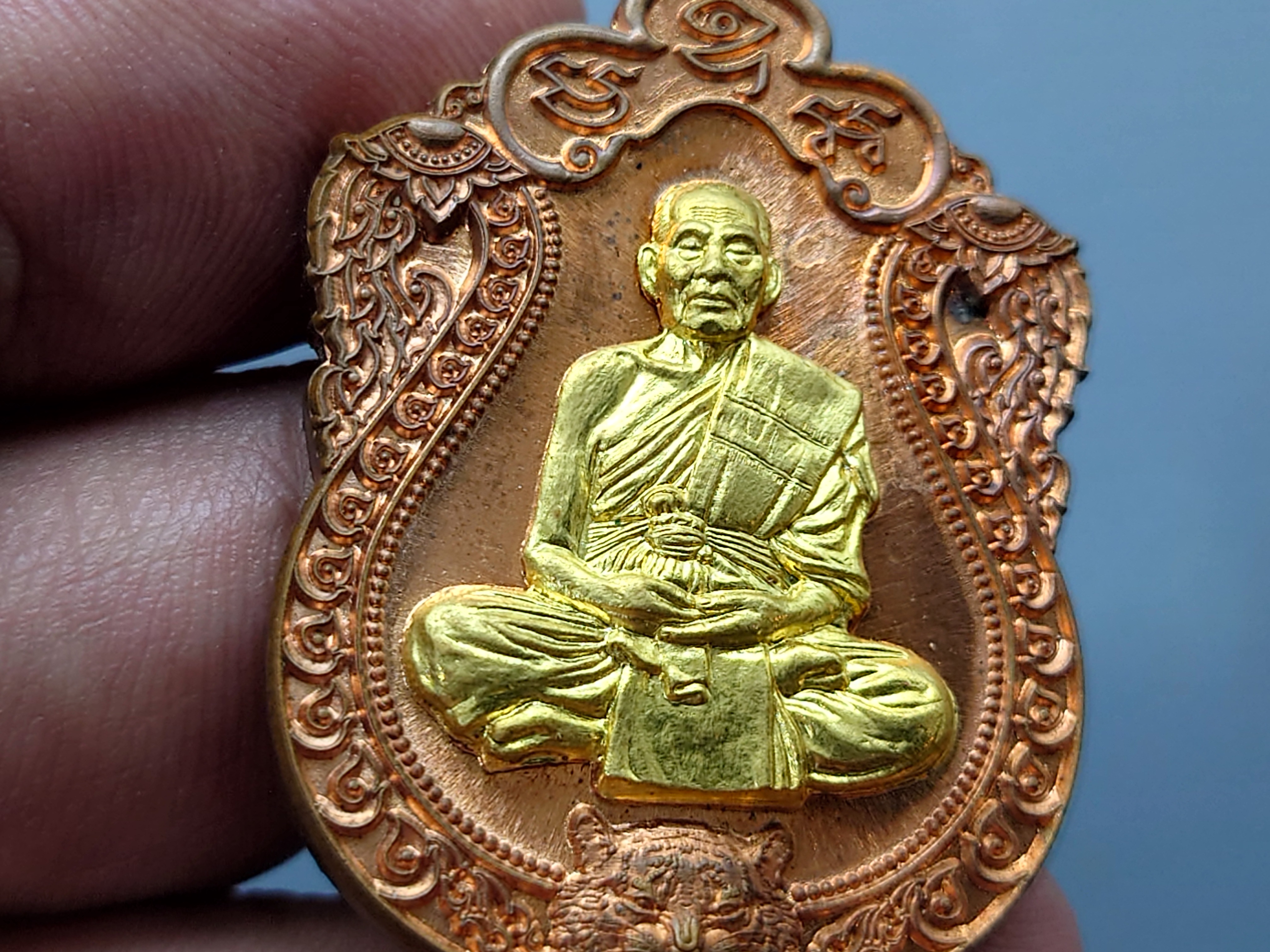 เหรียญเสมาเสือคาบดาบ รุ่น1 เนื้อทองแดงผิวไฟ หน้ากากทองทิพย์ หลวงพ่อพัฒน์ วัดห้วยด้วน โคท 428