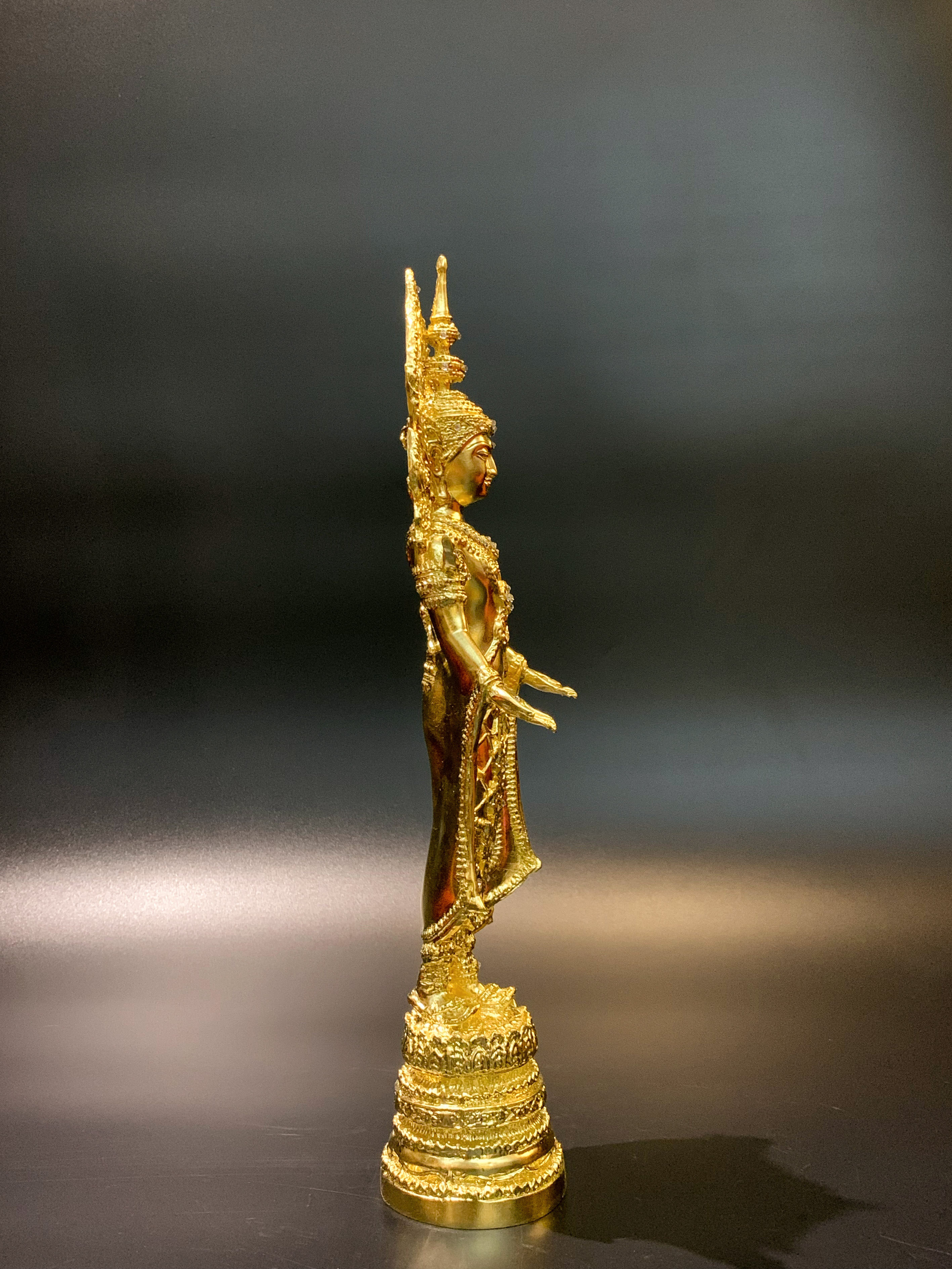 พระพุทธมหาจักรพรรดิ ปางเปิดโลก หน้าตัก 5 นิ้ว ปิดทอง ติดคริสตัล วัดกษัตราธิราชวรวิหาร จ.อยุธยา