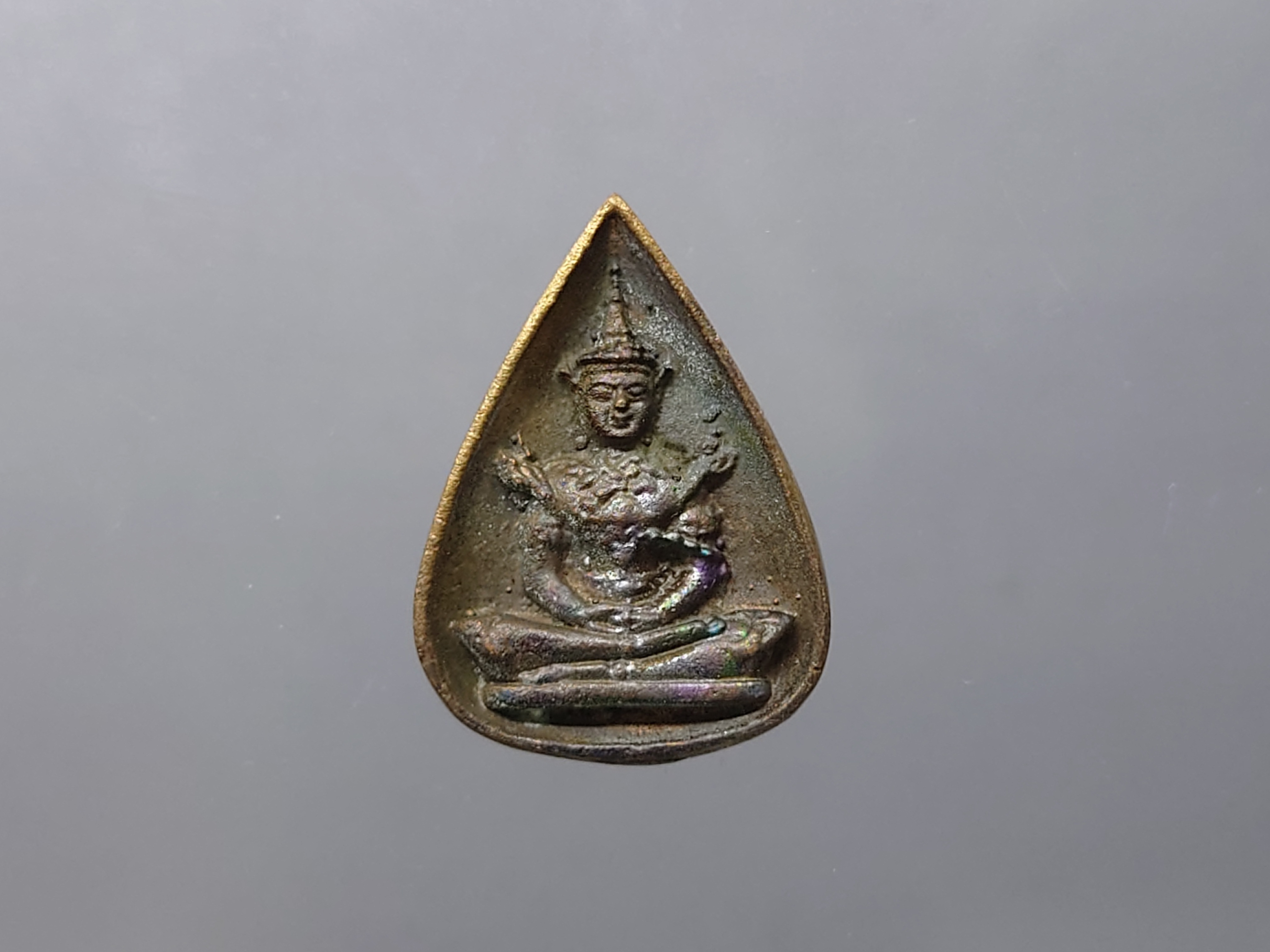 พระแก้วมรกต ทรงเครื่องฤดูร้อน เนื้อนวะ รุ่น 23 ตุลามหามงคล พิมพ์ใบโพธิ หลวงพ่อเกษม เขมโก ปลุกเสก สำนักสุสานไตรลักษณ์ ลำปาง ปี2538 พร้อมกล่องเดิม