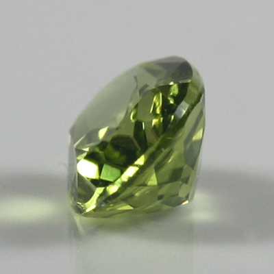 เพอริโด (Peridot) 0.95 กะรัต สีเขียวอมเหลือง รูปร่างไข่
