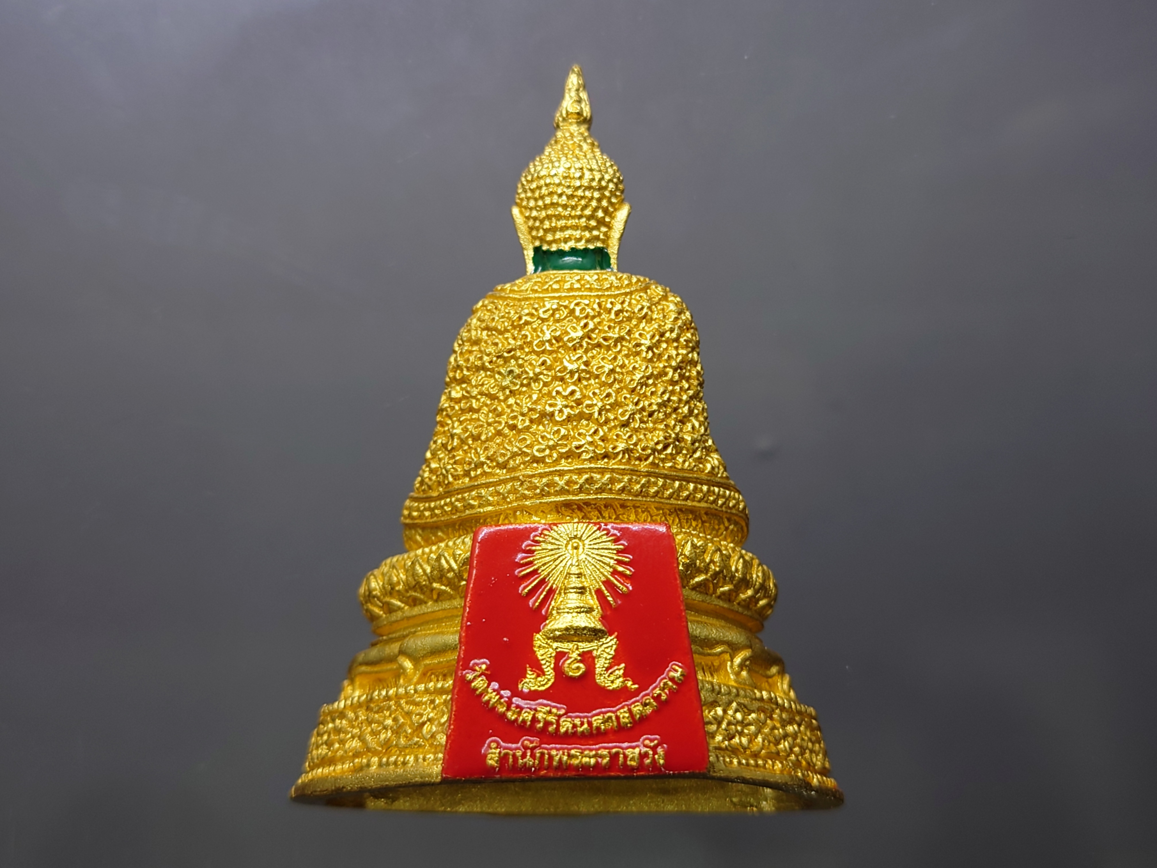 พระแก้วมรกต ทรงฤดูหนาว (ขนาดสูง 6.3 เซน) เนื้อโลหะเคลือบสีเขียว เครื่องทรงชุบทอง สำนักพระราชวัง สร้าง พุทธาภิเษก ณ วัดพระศรีรัตนศาสดาราม พ.ศ.2547 ซีลเดิม รับประกันแท้