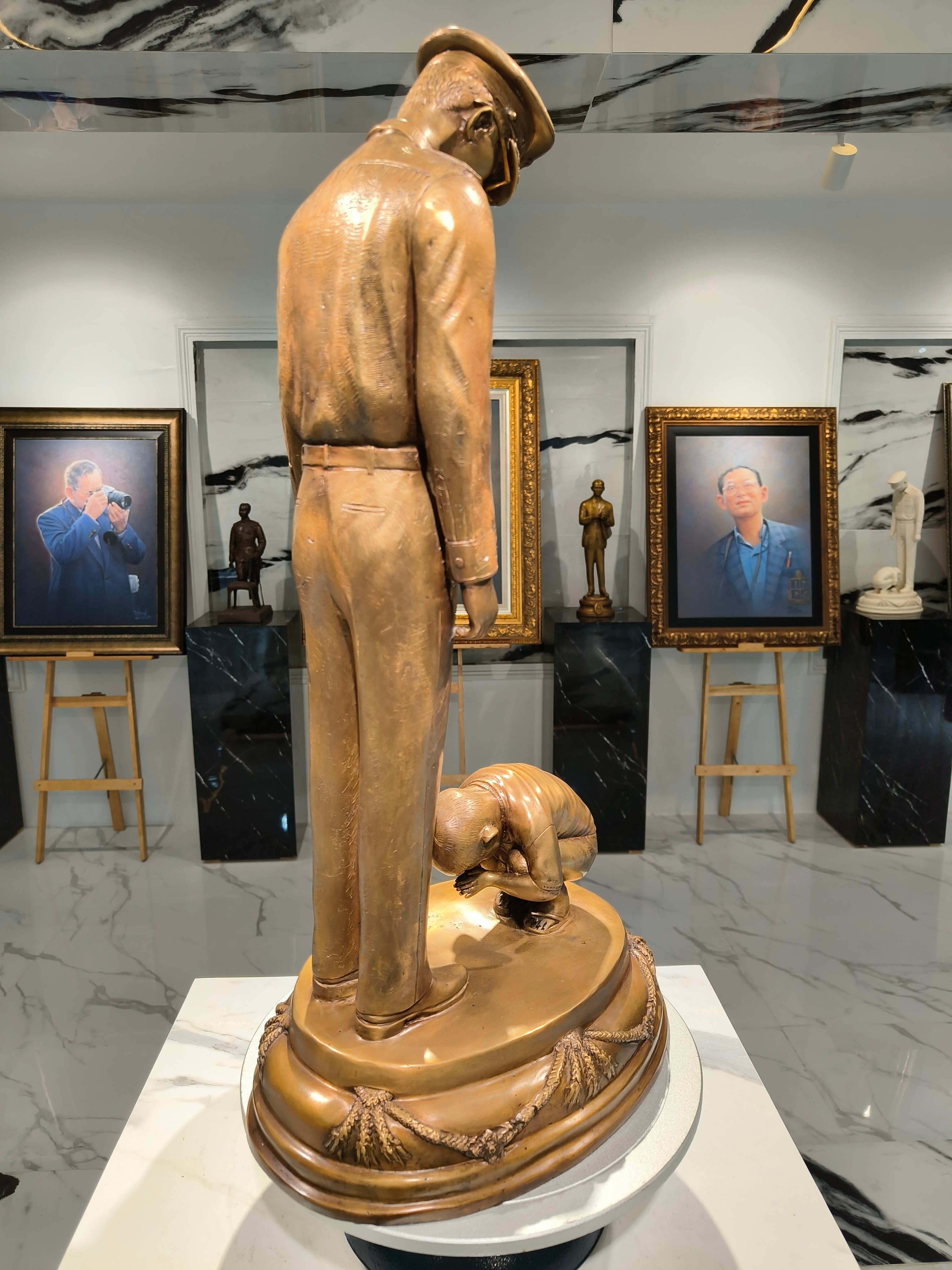 พระบรมรูปหล่อ ในหลวง รัชกาลที่ 9 รุ่น น้อมกราบพ่อ (เด็กก้มกราบ)