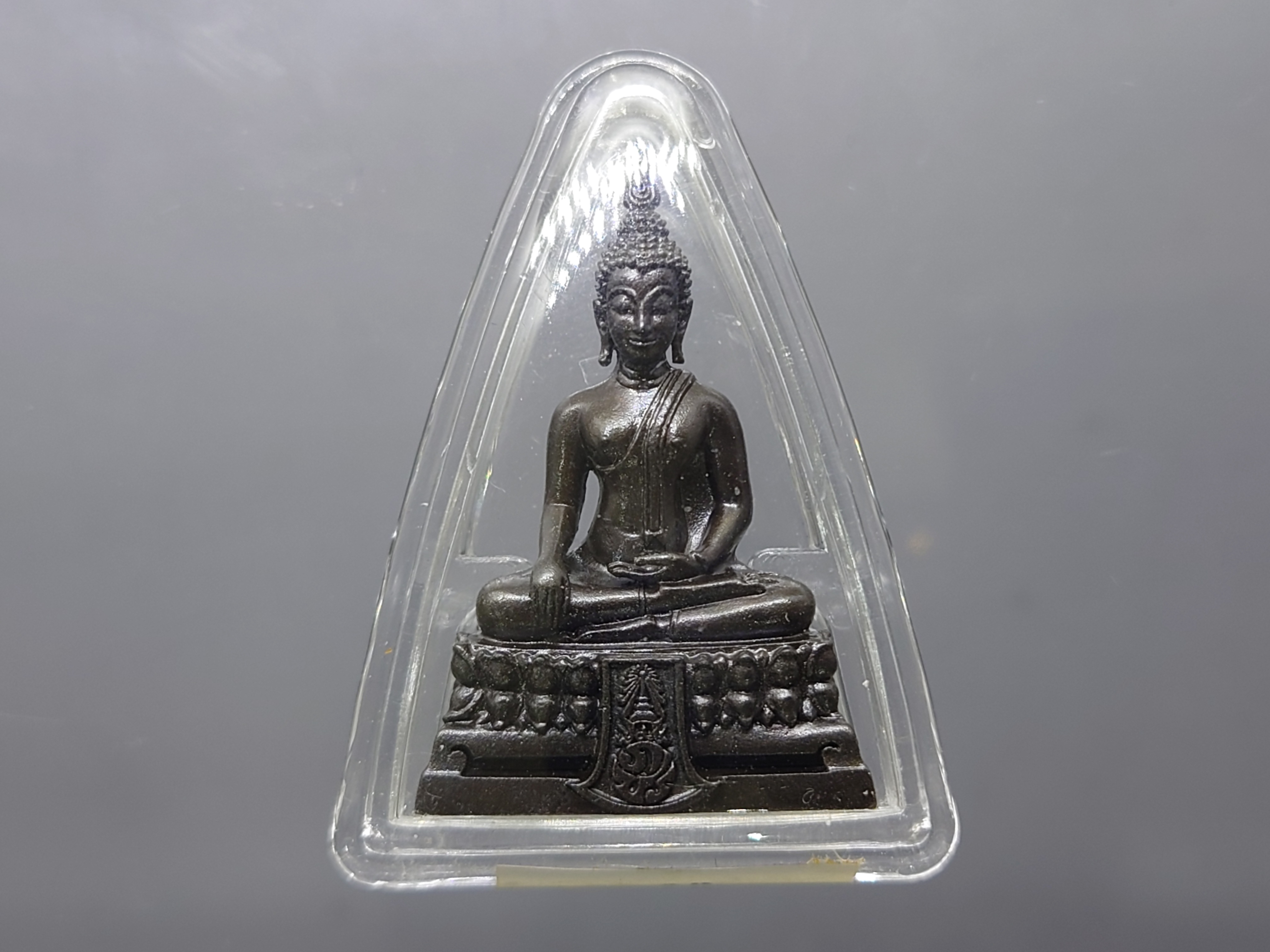 พระกริ่งคุ้มเกล้า ภปร.พิมพ์ใหญ่ เนื้อนวะโลหะ รมดำ ใต้ร่มพระบารมี คุ้มเกล้าฯ 60 ปี โรงพยาบาลภูมิพลฯ ปี2552 พร้อมตลับเดิม