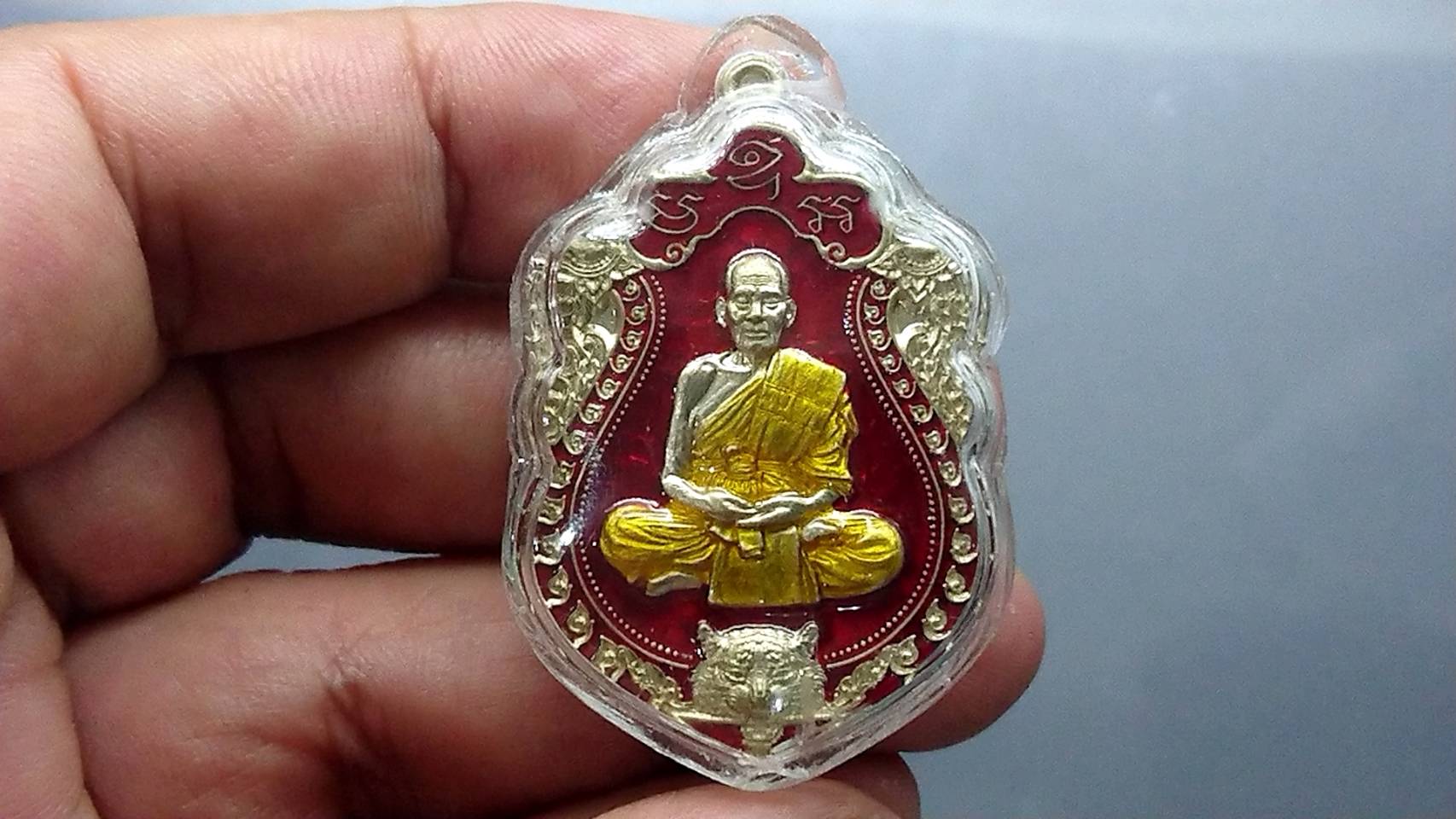 เหรียญเสมาเสือคาบดาบ รุ่น1 (แจกยกลัง)อัลปาก้าลงยาแดง หลังยาแดง ตอกพิเศษ ตอกหัวเสือ หลวงพ่อพัฒน์ วัดห้วยด้วน โคท 267