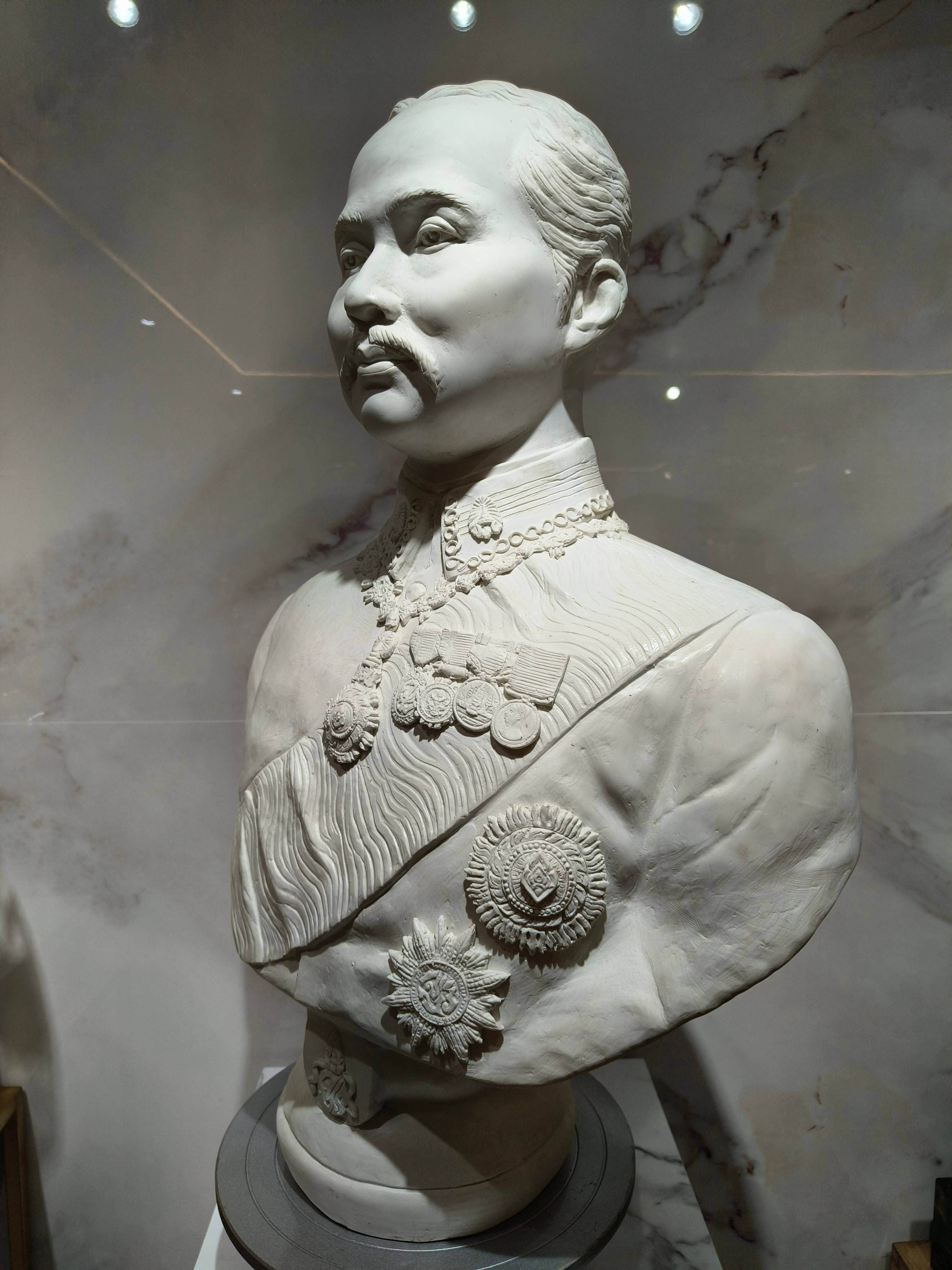 รูปหล่อ ร.5 รัชกาลที่ 5 ครึ่งพระองค์ เนื้อหินอ่อนเทียม
