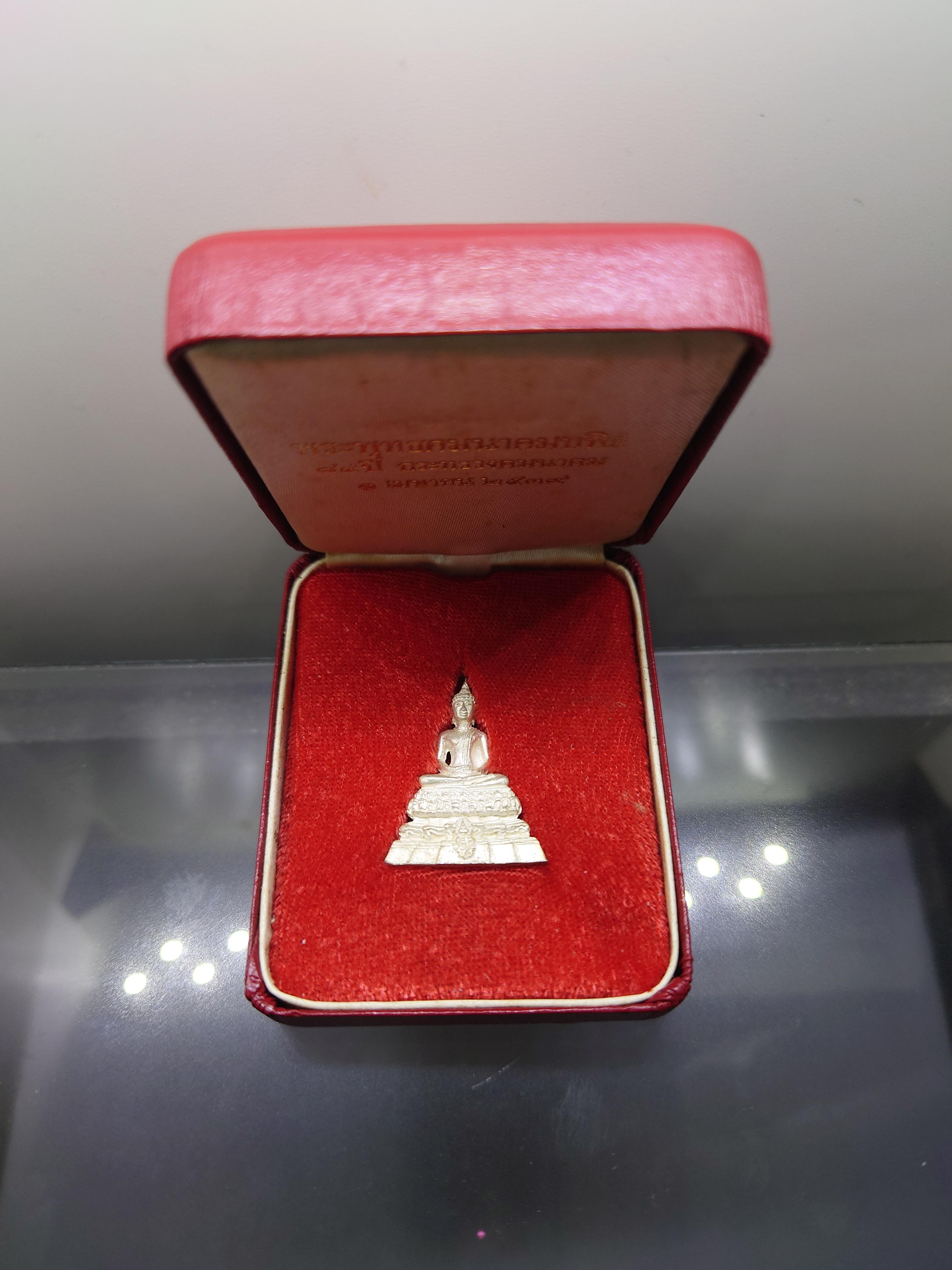 พระพุทธคมนาคมบพิธ ลอยองค์ เนื้อเงิน ขนาด 2.7 เซน ที่ระลึก 84 ปี กระทรวงคมนาคม พ.ศ.2539 พร้อมกล่องเดิม