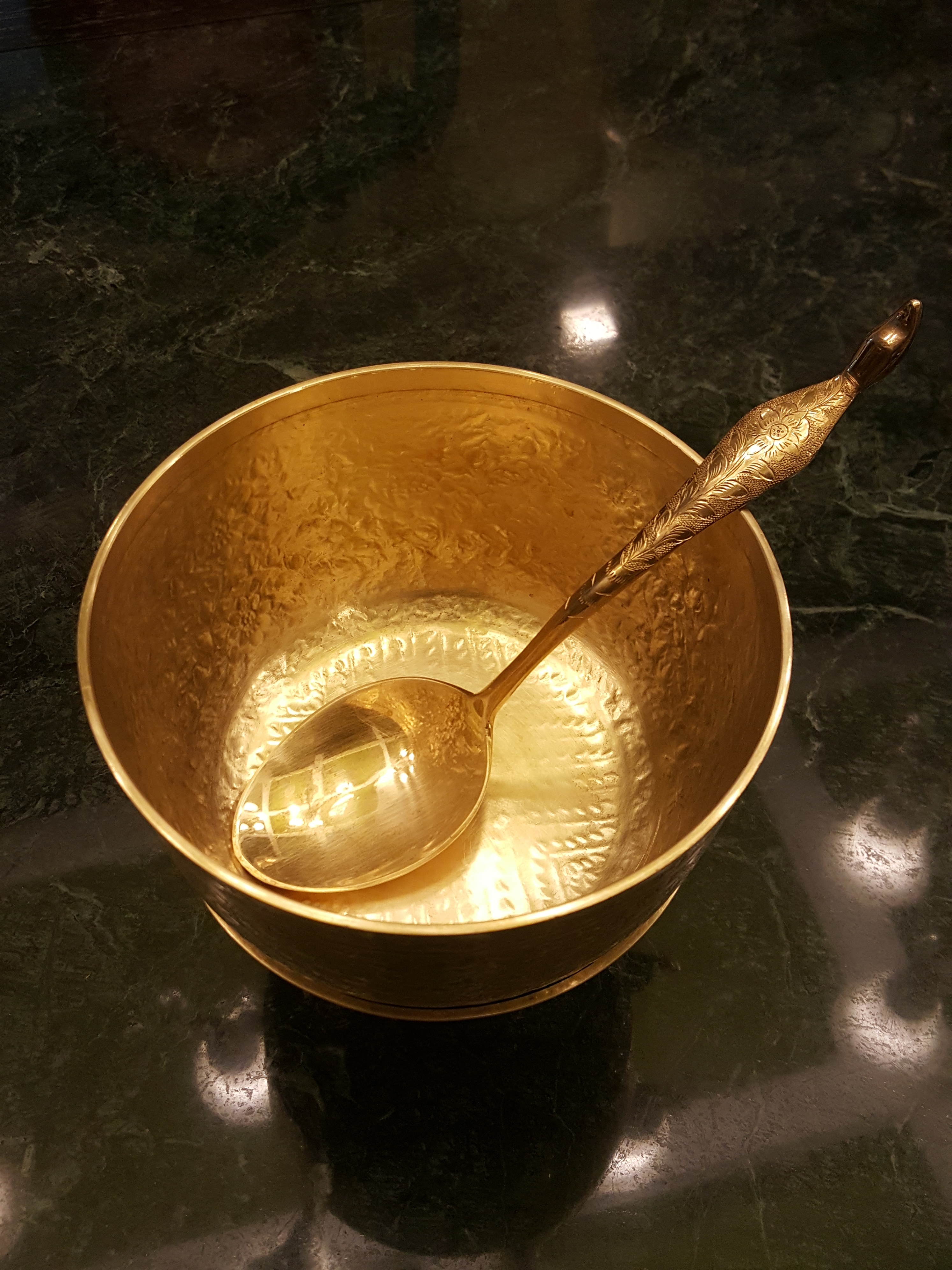 ขันพานรองตักบาตรทองเหลืองแกะลายพร้อมทัพพี สมัยอยุธยา ขนาด 5,6,7,8,9,10,12 นิ้ว เครื่องทองเหลือง