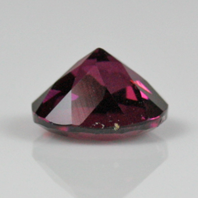 **ขายแล้ว**โกเมนสีม่วงแดงหรือโรโดไลท์ (Rhodolite Garnet) 1.10 กะรัต ม่วงแดงเข้ม รูปร่างดี