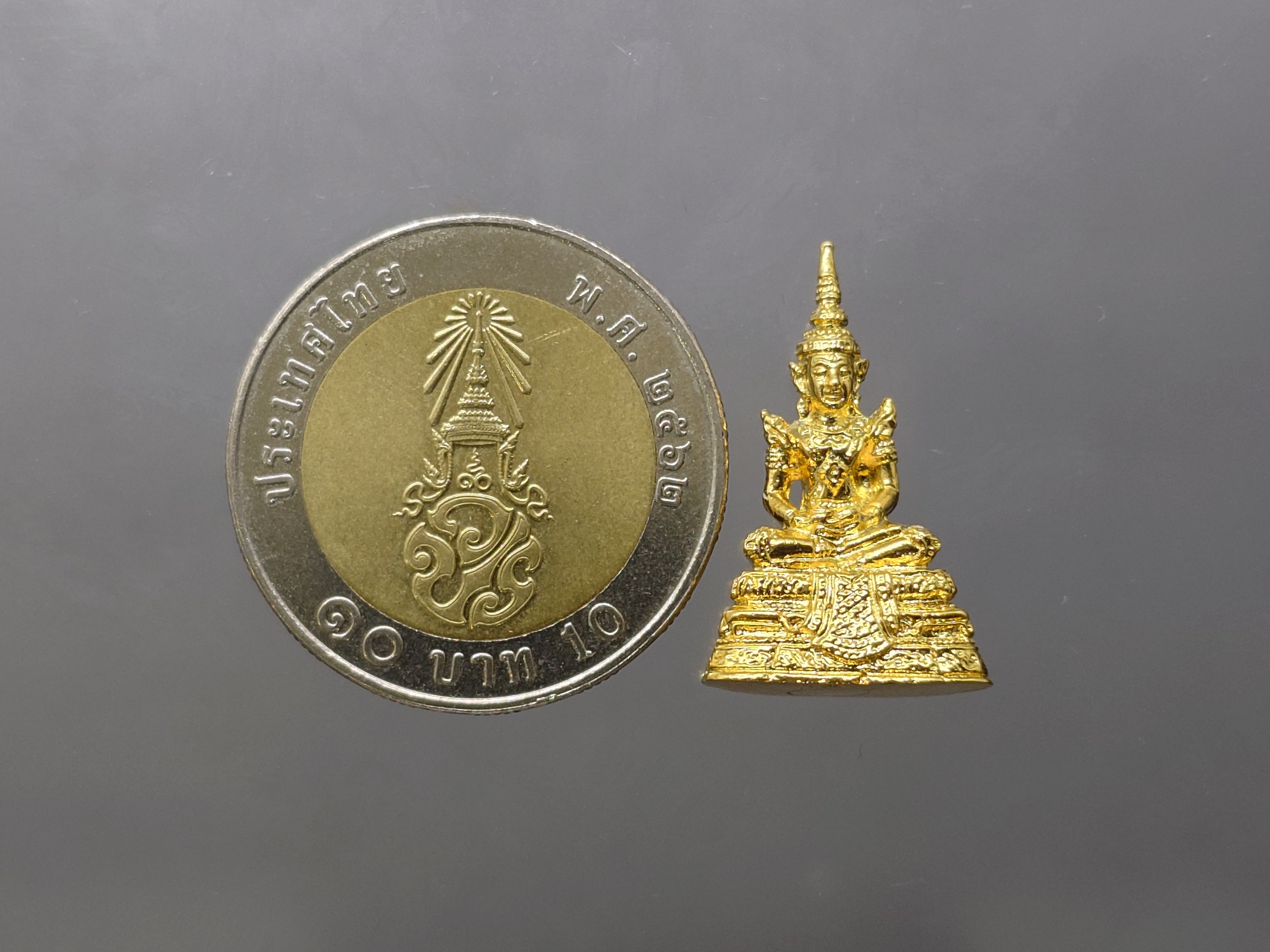 พระแก้วมรกต สธ.เนื้อกาหลั่ยทอง ที่ระลึกสมเด็จพระเทพรัตนราชสุดาฯเสด็จทรงยกช่อฟ้า วัดพระแก้ว จ.เชียงราย ปี2550 พร้อมกล่องเดิม