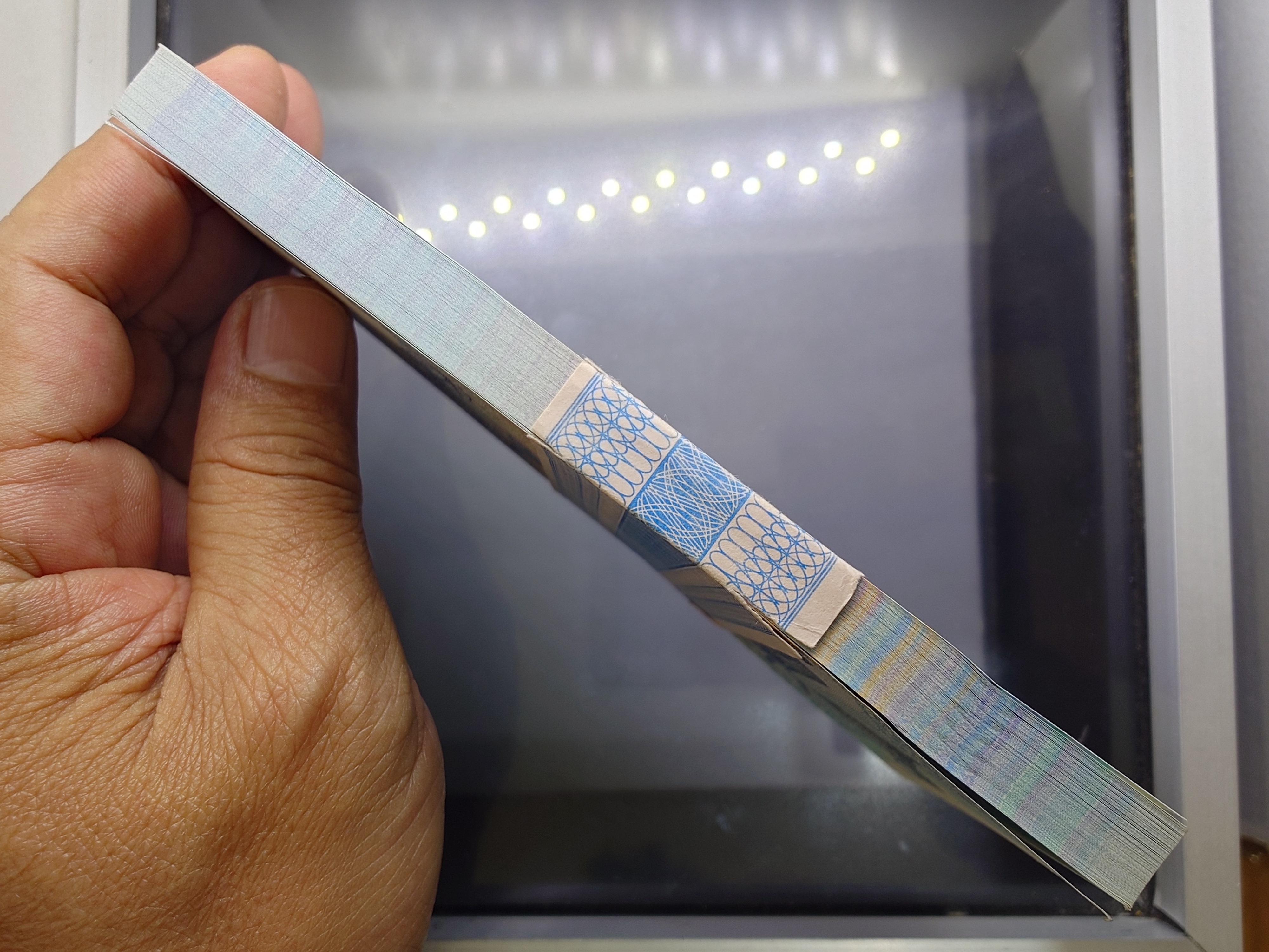 ธนบัตร 50 บาท (ยกแหนบ 100 ใบ เลขไม่เรียง) แบบ15 รุ่น2 (กระดาษ) พ.ศ.2547 ไม่ผ่านใช้