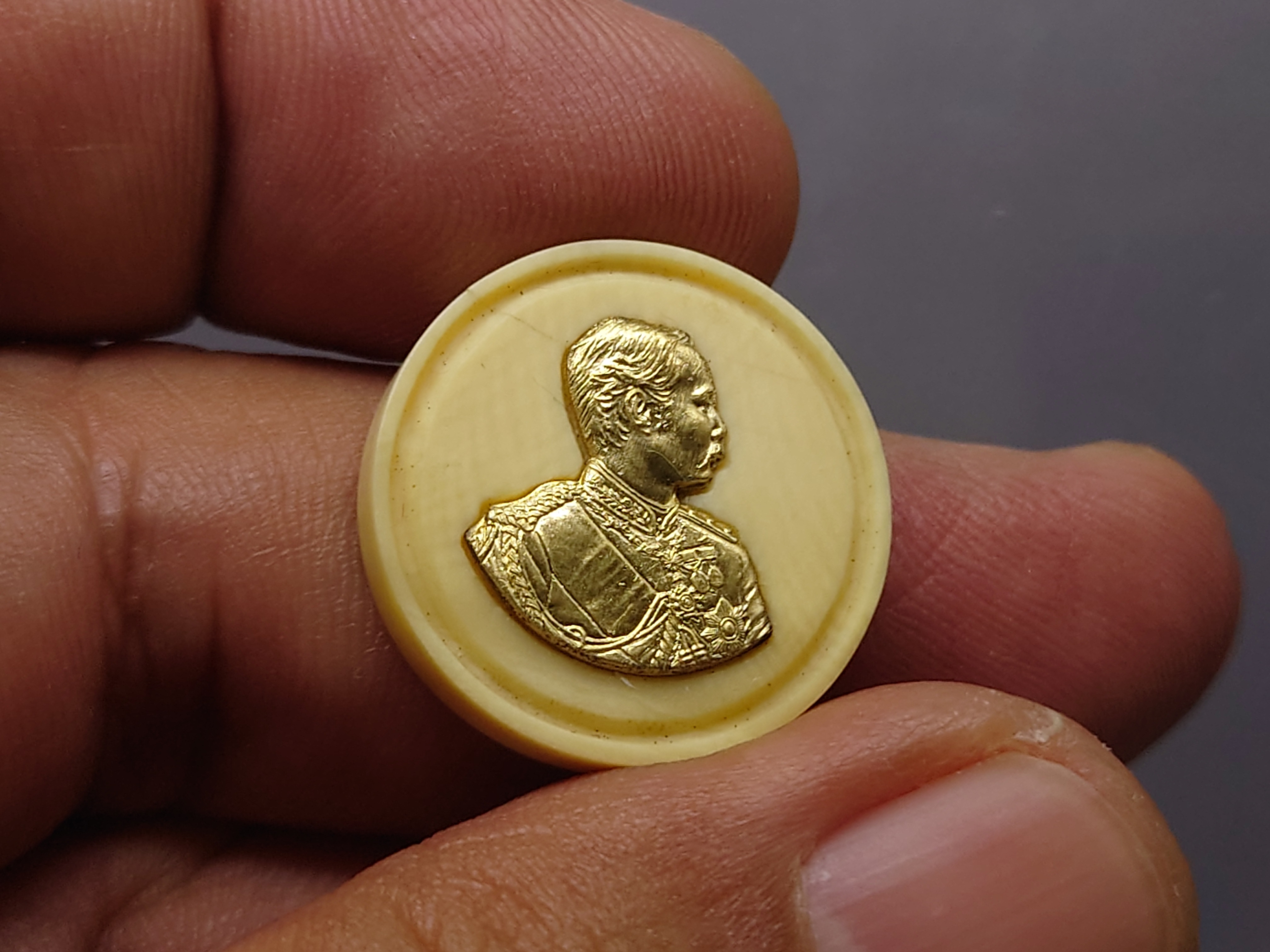 เหรียญรัชกาลที่5 เนื้องาช้างแมมมอธ หน้ากากทองคำ รุ่นคชสารหมื่นปี พิมพ์เล็ก หลวงพ่ออุตตมะ วัดวังก์วิเวการาม ปี2540 พร้อมกล่องเดิมและการ์ดรับรอง