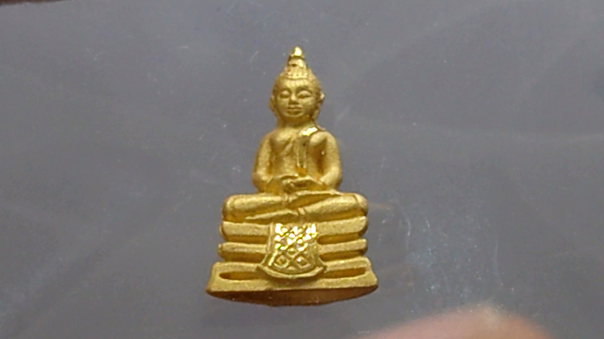 พระพุทธโสธร เนื้อทองคำแท้ (พิมพ์เล็ก หนักประมาณ 1 กรัม) รุ่นอุดมโชคโภคทรัพย์ วัดโสธรวราราม 2550 พร้อมกล่องเดิม