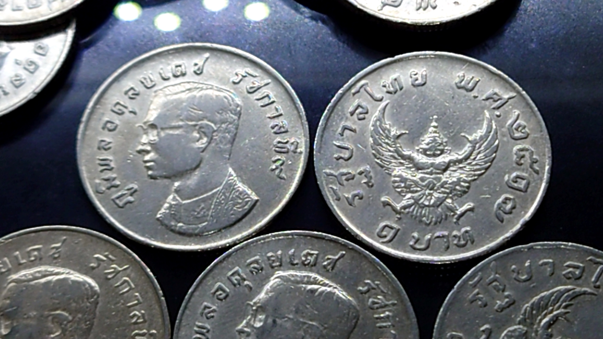 เหรียญ 1 บาท หลังครุฑ ปี 2517 สวยมีขาแว่น ผ่านใช้ ผ้านล้าง