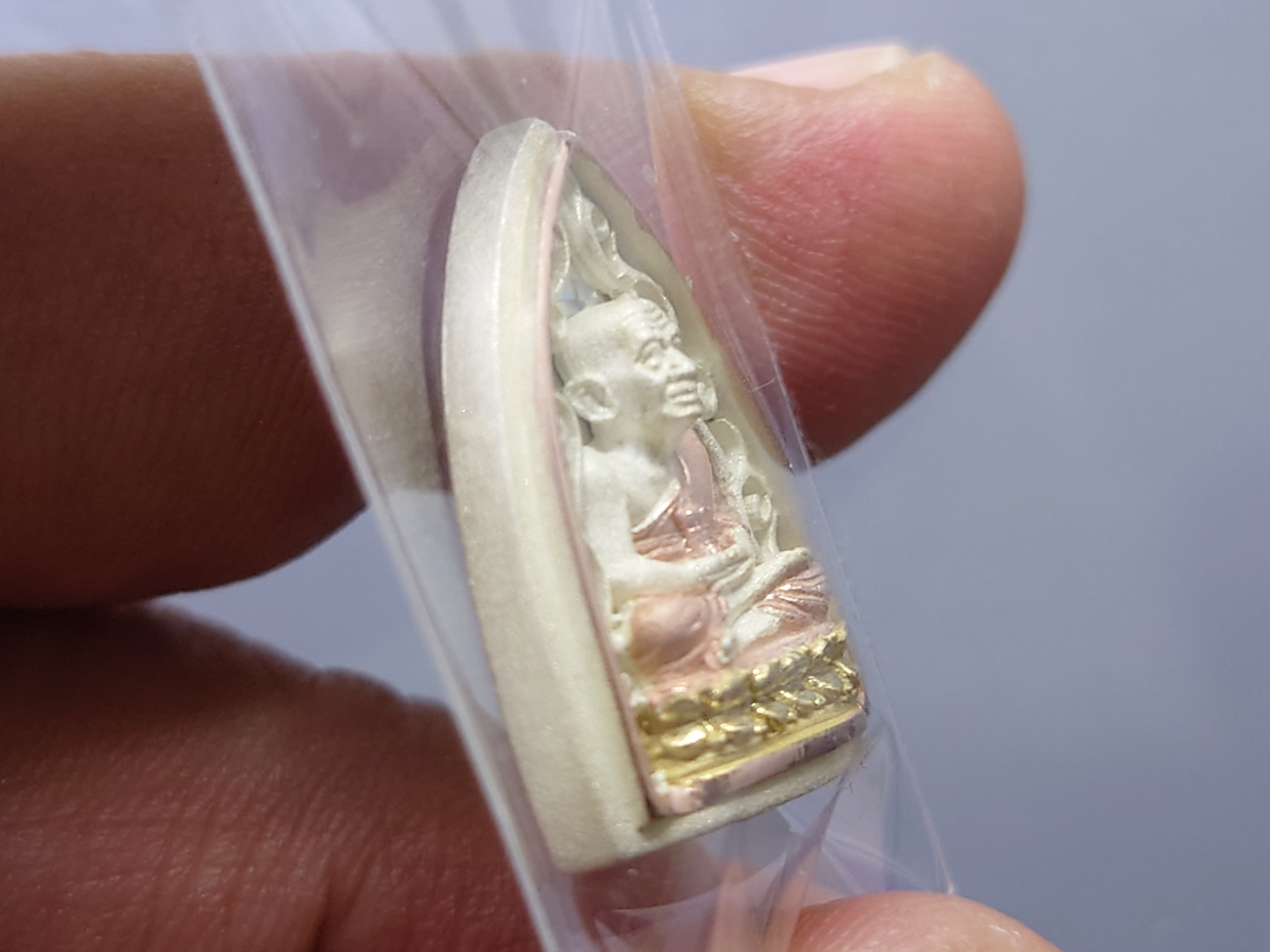 เหรียญหลวงปู่ทวด เนื้อเงิน 3 K รุ่นมงคลบารมี วัดประสาทบุญญาวาส พ.ศ.2545 พิมพ์สามเหลี่ยม ขนาดสูง 2.3 ซ.ม. พร้อมกล่องเดิม