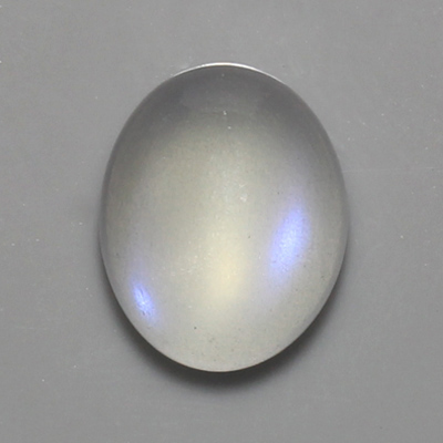 มูนสโตนหรือมุกดาหารเหลือบฟ้า (Blue sheen Moonstone) 2.94 กะรัต เนื้อเนียน