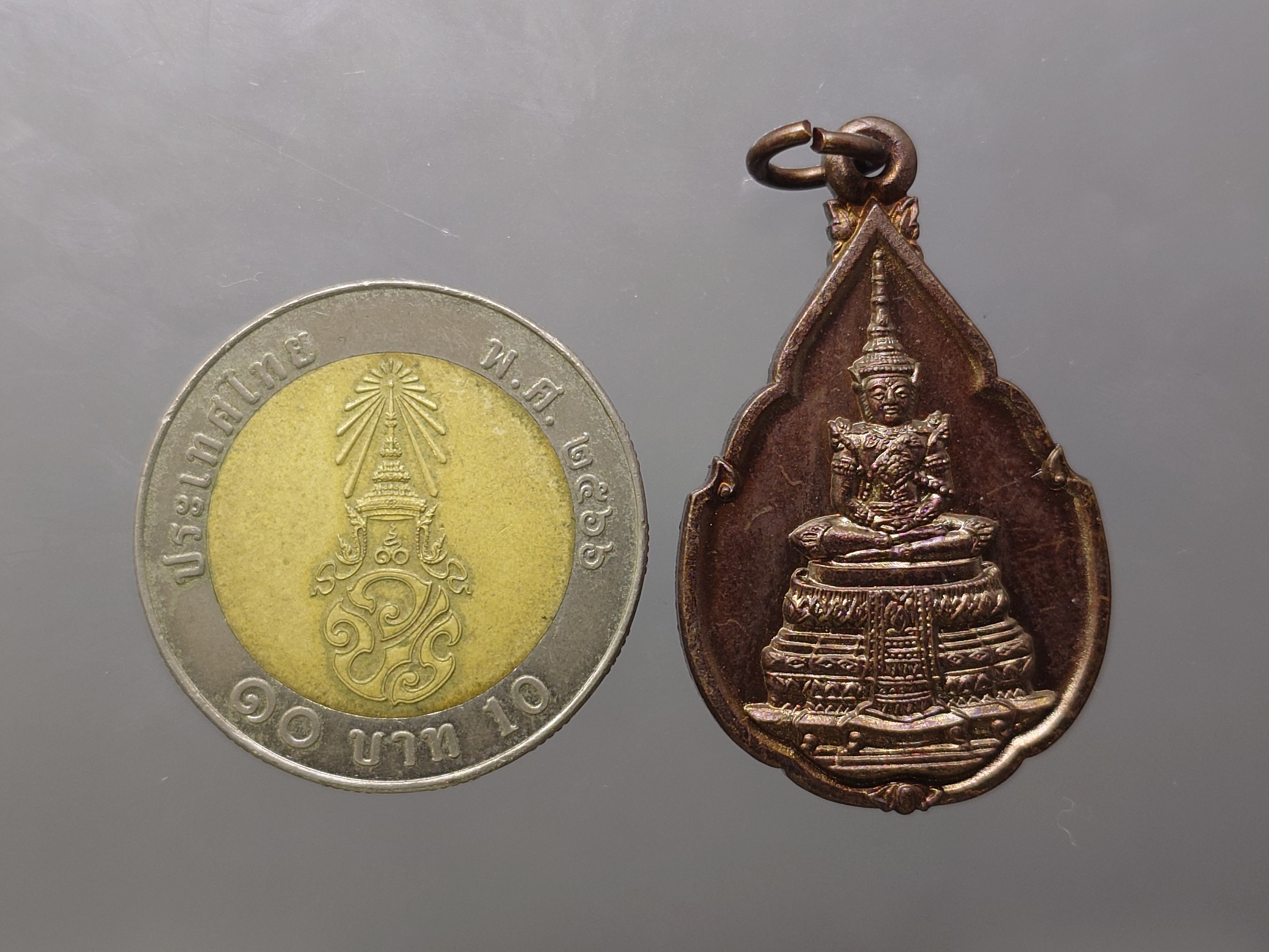 พระแก้วมรกต (พระพุทธมหามณีรัตนปฏิมากร) ทรงฤดูร้อน กรมสรรพสามิต ครบรอบ 64 ปี เนื้อทองแดง พ.ศ.2539 ไม่ผ่านใช้ พร้อมตลับเดิม