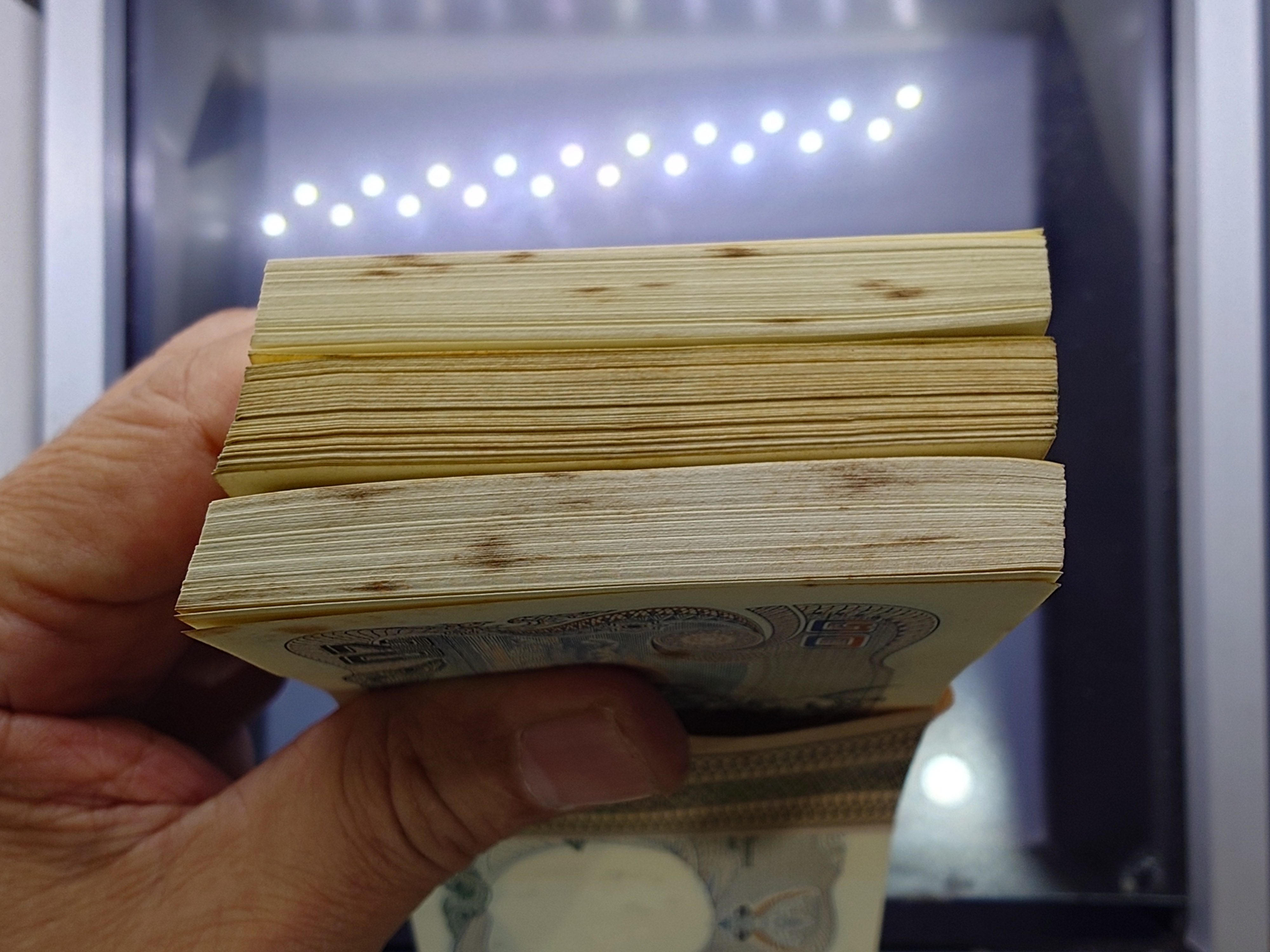 ธนบัตร 20 บาท แบบ 12 ยกแหนบ 100 ใบ เลขเรียง ไม่ผ่านใช้ ติดเหลือง