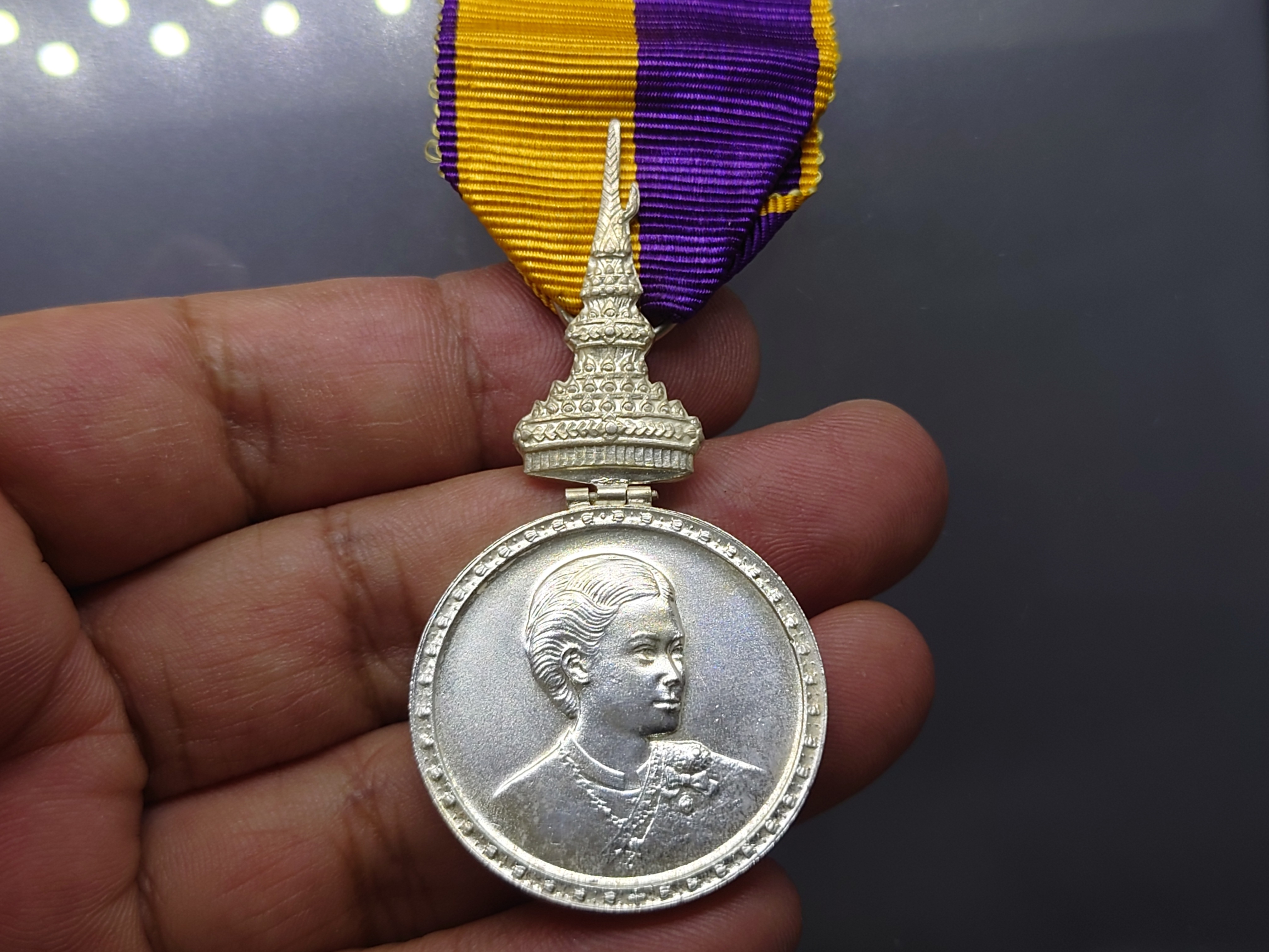 เหรียญแพรแถบ ที่ระลึกพระราชพิธี สถาปนาสมเด็จพระเทพๆ เนื้อเงิน พ.ศ.2520 แบบชาย