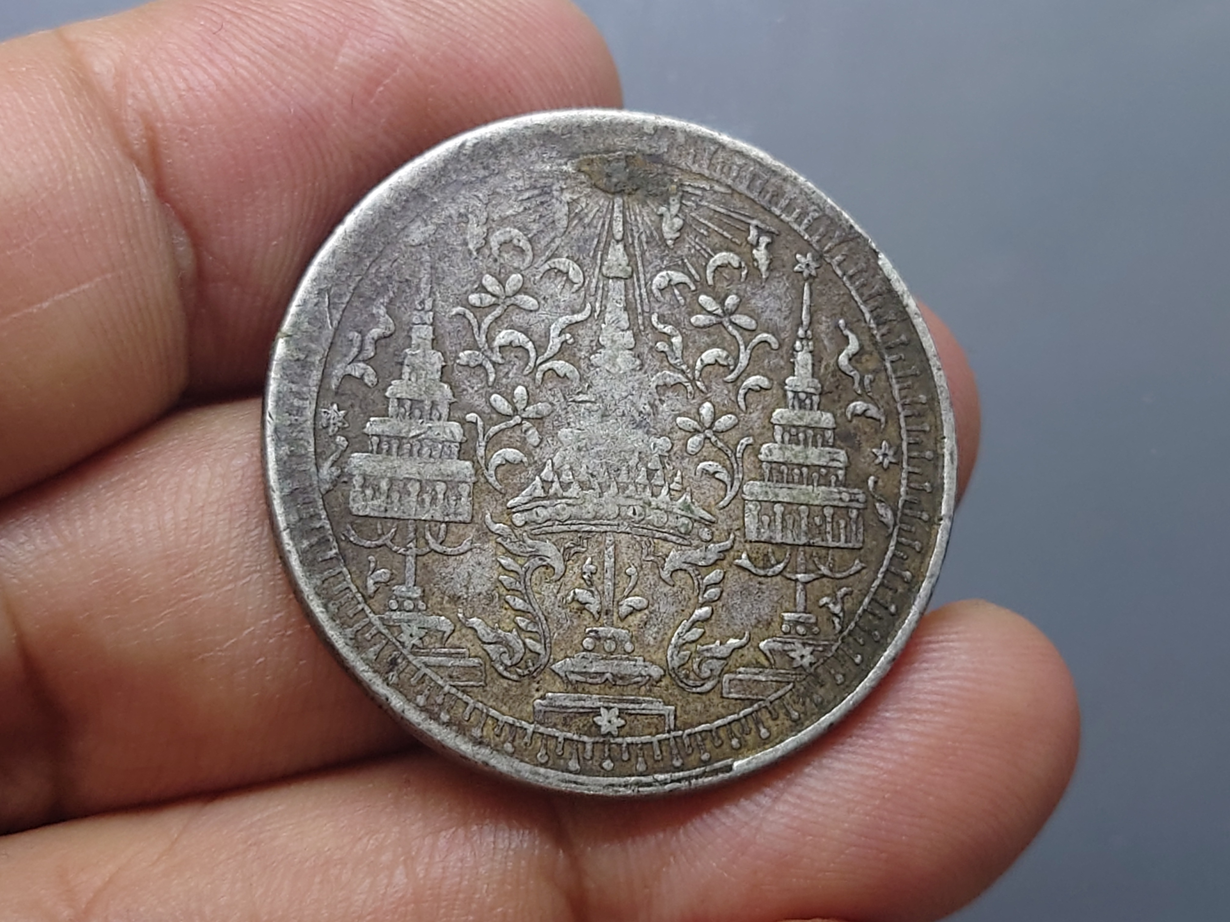 เหรียญบาท เนื้อเงิน ร 4 พระมหามงกุฏ พระแสงจักร พ.ศ.2403