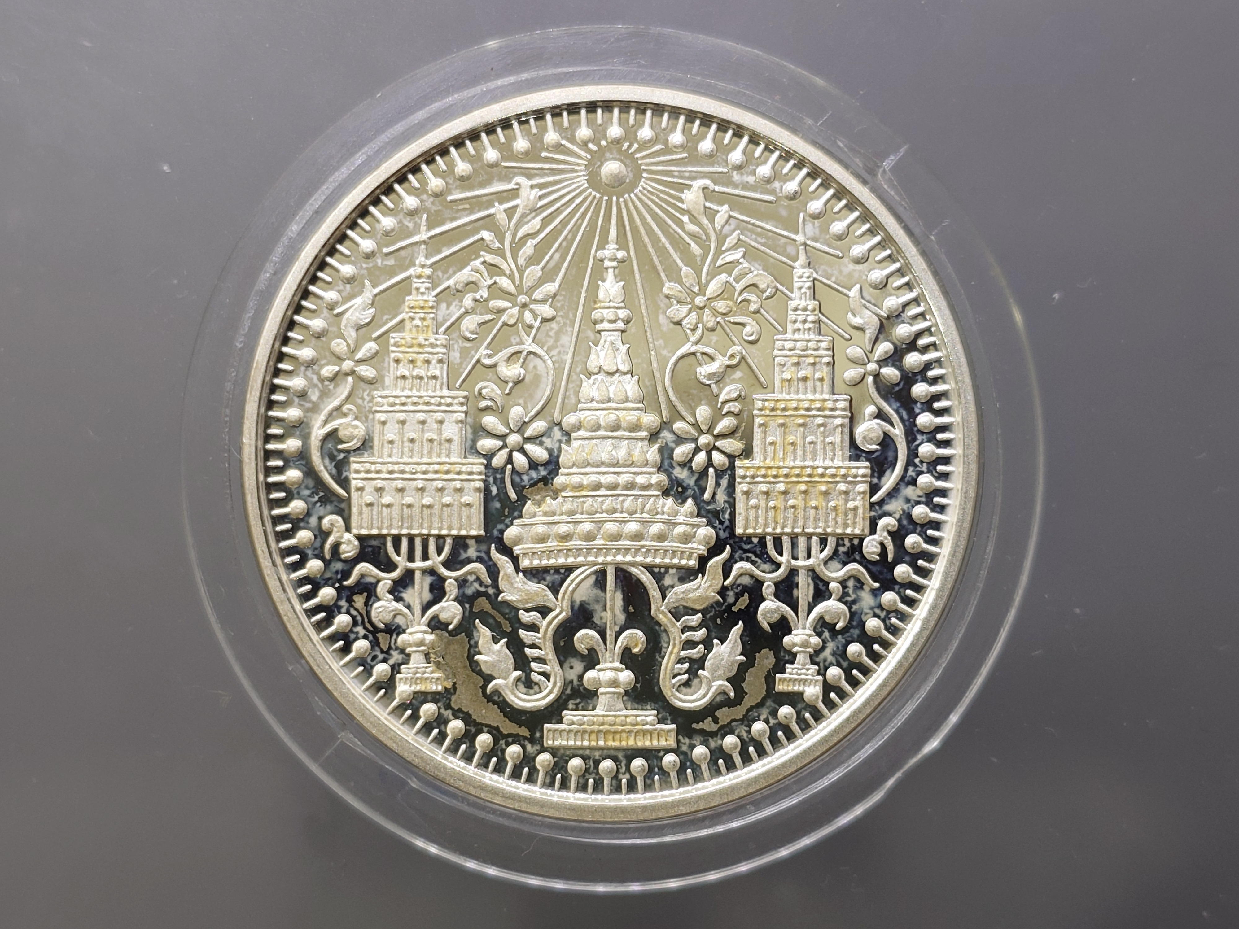 พระแก้วมรกตเครื่องทรง 3 ฤดู พระจอมเกล้าๆ เนื้อเงินขัดเงา ขนาด 4 ซ.ม.ปี2538 พร้อมกล่องเดิม