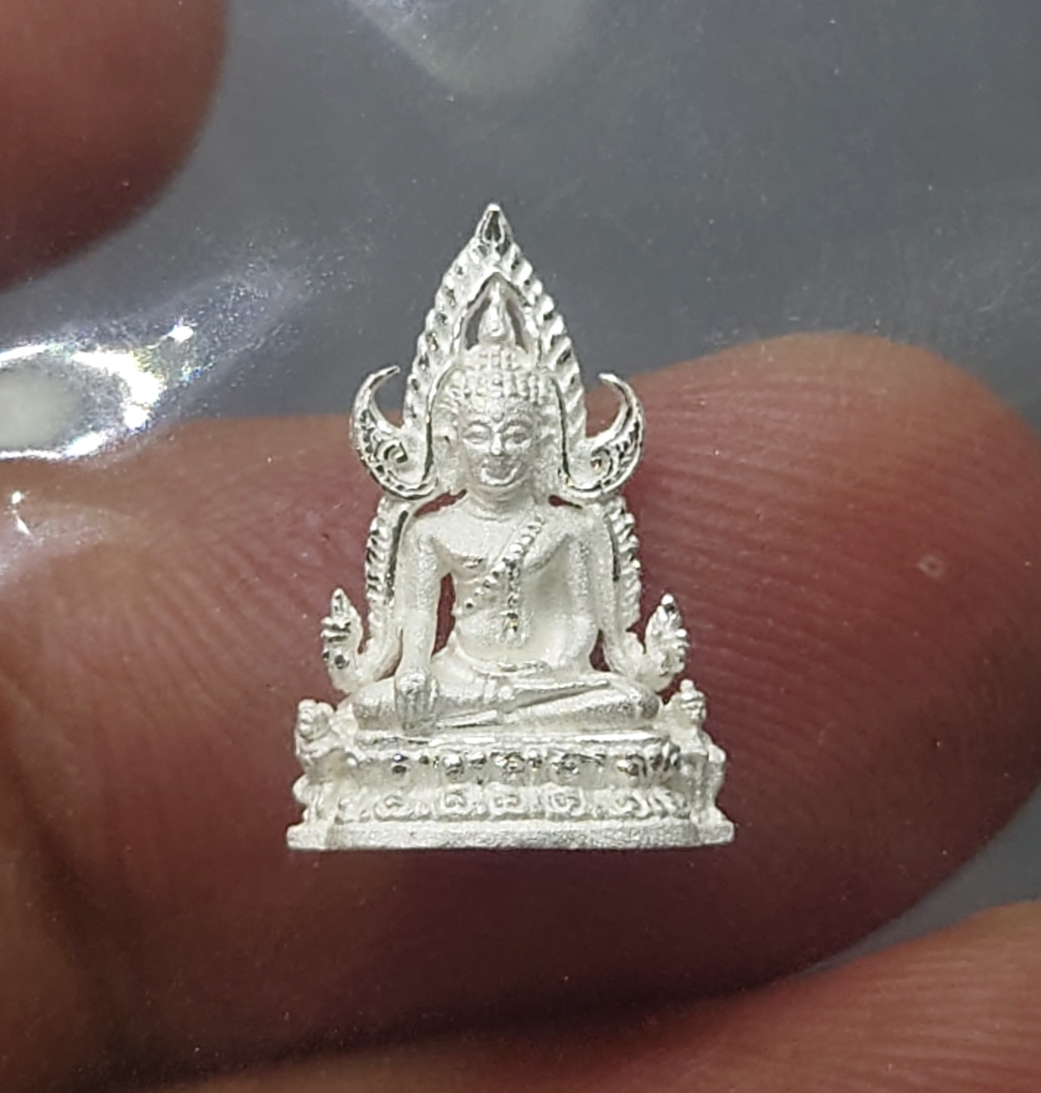 พระพุทธชินราช กรมตำรวจรุ่นแรก รุ่น “ประวัติศาสตร์” ลอยองค์ เนื้อเงิน (พิมพ์เล็ก สูง1.5 ซ.ม.)ปี2562 พร้อมตลับเดิม
