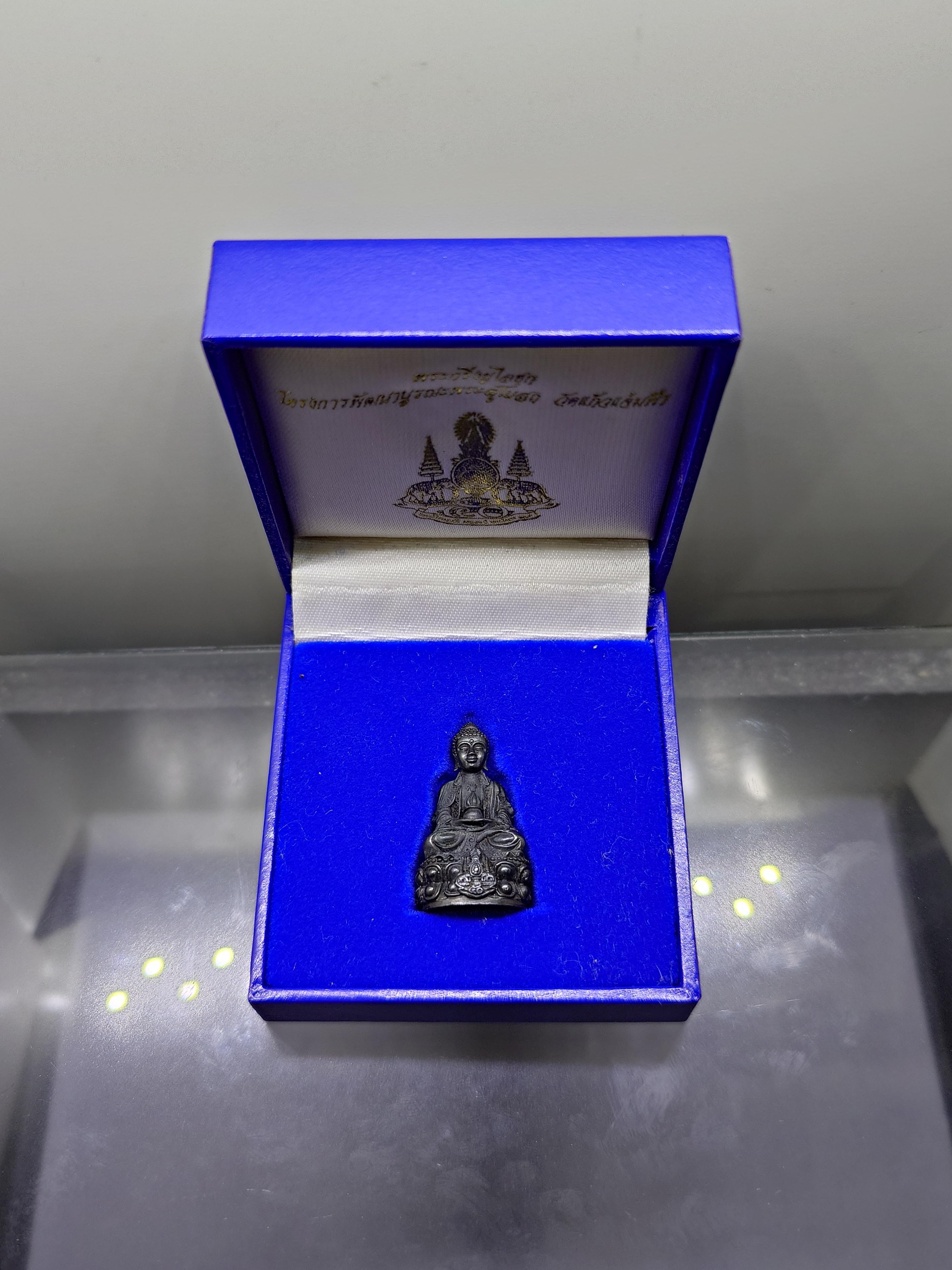 พระกริ่งยูไลฮุก โครงการพัฒนาบูรณะพระอุโบสถ วัดแก้วแจ่มฟ้า เนื้อนวะโลหะพิเศษผสมทองคำ (แจกเฉพาะกรรมการ) สร้างเนื่องในวาระ พระบาทสมเด็จพระเจ้าอยู่หัว ทรงครองสิริราชสมบัติครบ 50 ปี พ.ศ.2539 พร้อมกล่องเดิม