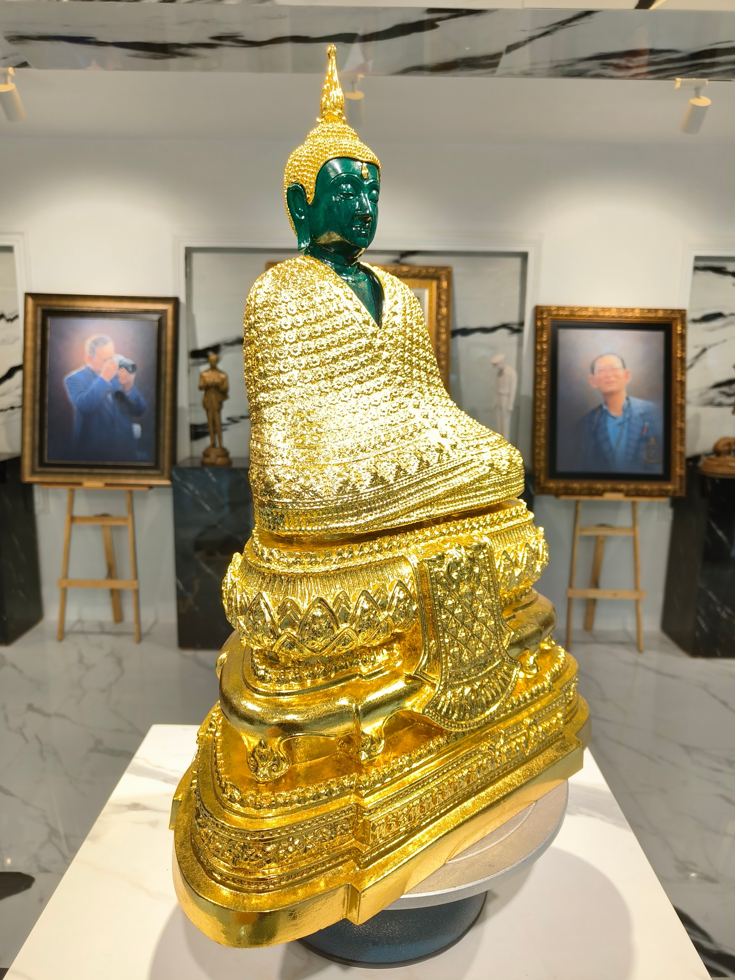 พระพุทธรูป พระแก้วมรกต ทรงเครื่องฤดูหนาว หน้าตัก 9 นิ้ว พิธีสมโภช กรุงรัตนโกสินทร์ 200 ปี วัดพระศรีรัตนศาสดาราม พ.ศ.2525