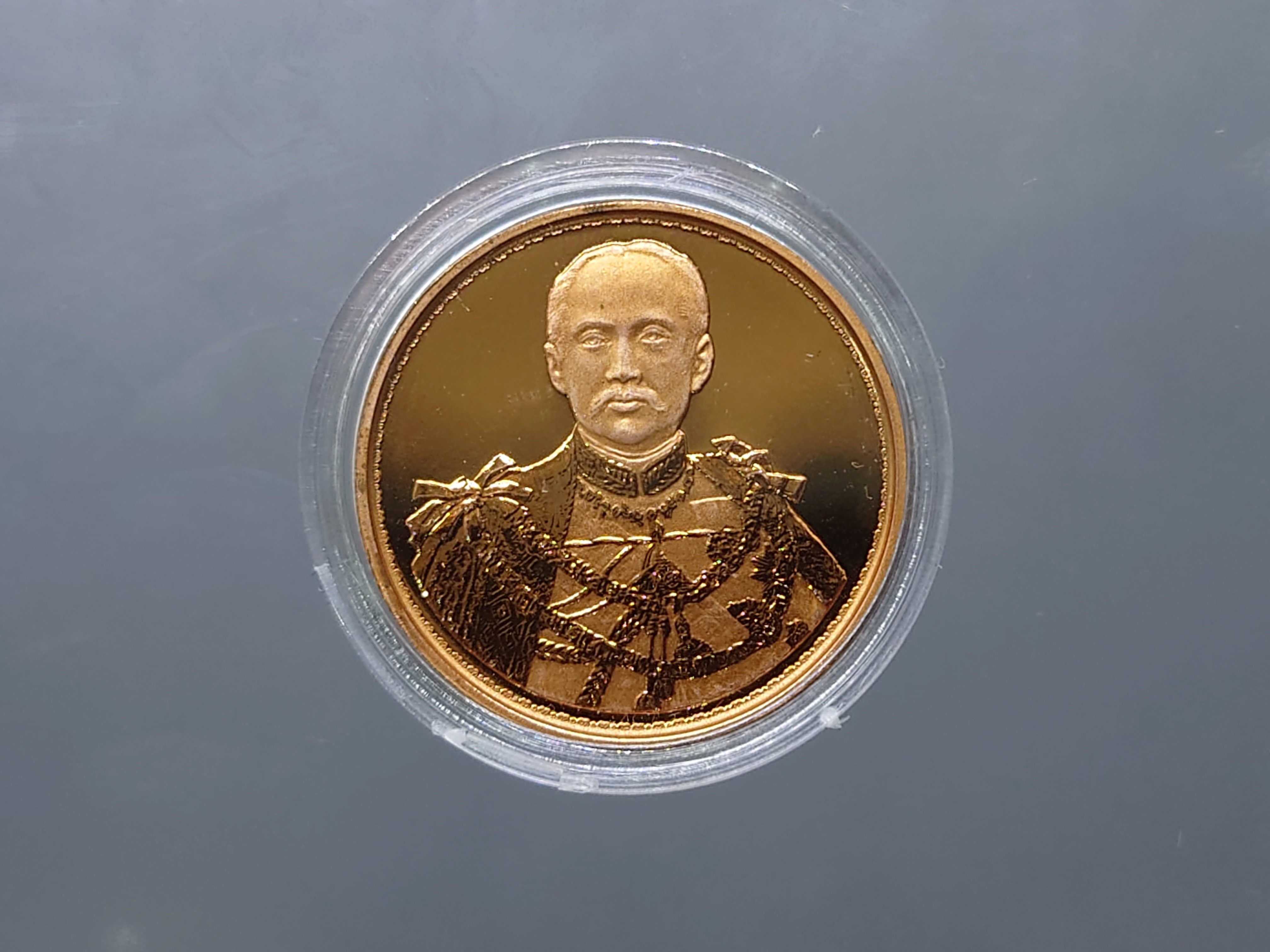 เหรียญเทิดพระเกียรติ ร.๕ เนื้อทองแดงขัดเงาพ่นทราย บล๊อกเพิร์ทมิ้นท์ พิมพ์เล็ก หลวงพ่อเกษม เขมโก สำนัก ไตรลักษณ์ ปี2538 พร้อมตลับ