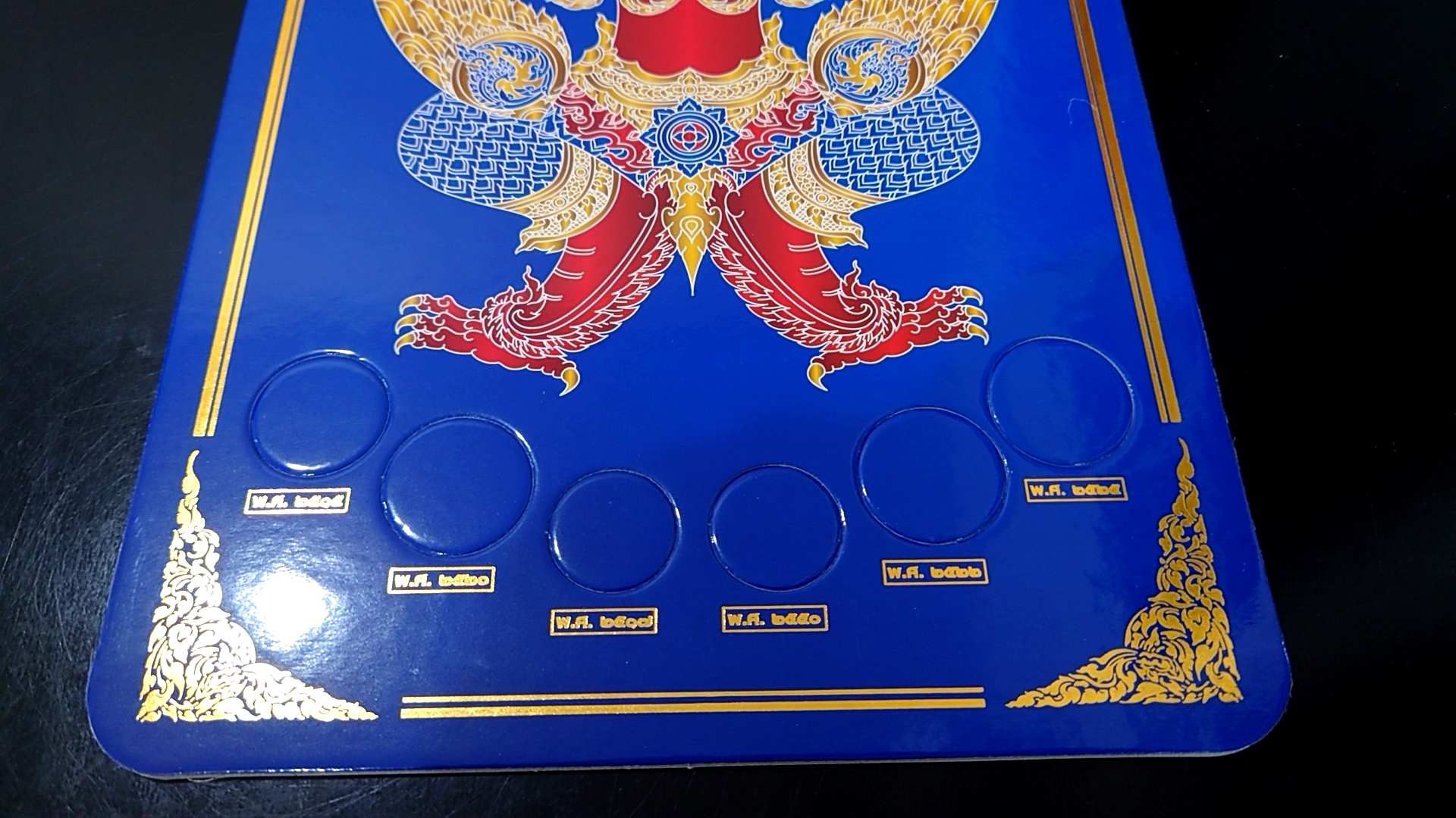 แผงใส่เหรียญกษาปณ์ ชุดหลังครุฑ 6 ช่อง สีน้ำเงิน ขนาด (35x21.5 เซ็น)