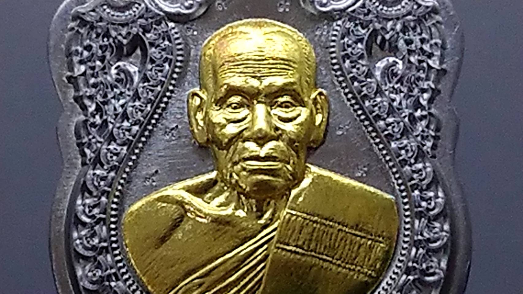 เหรียญเสมาเสือคาบดาบ รุ่น2 ตะกั่วหน้าทองทิพย์ ตอก 9 รอบ ไม่ตัดปีก หลวงพ่อพัฒน์ วัดห้วยด้วน โคท 239