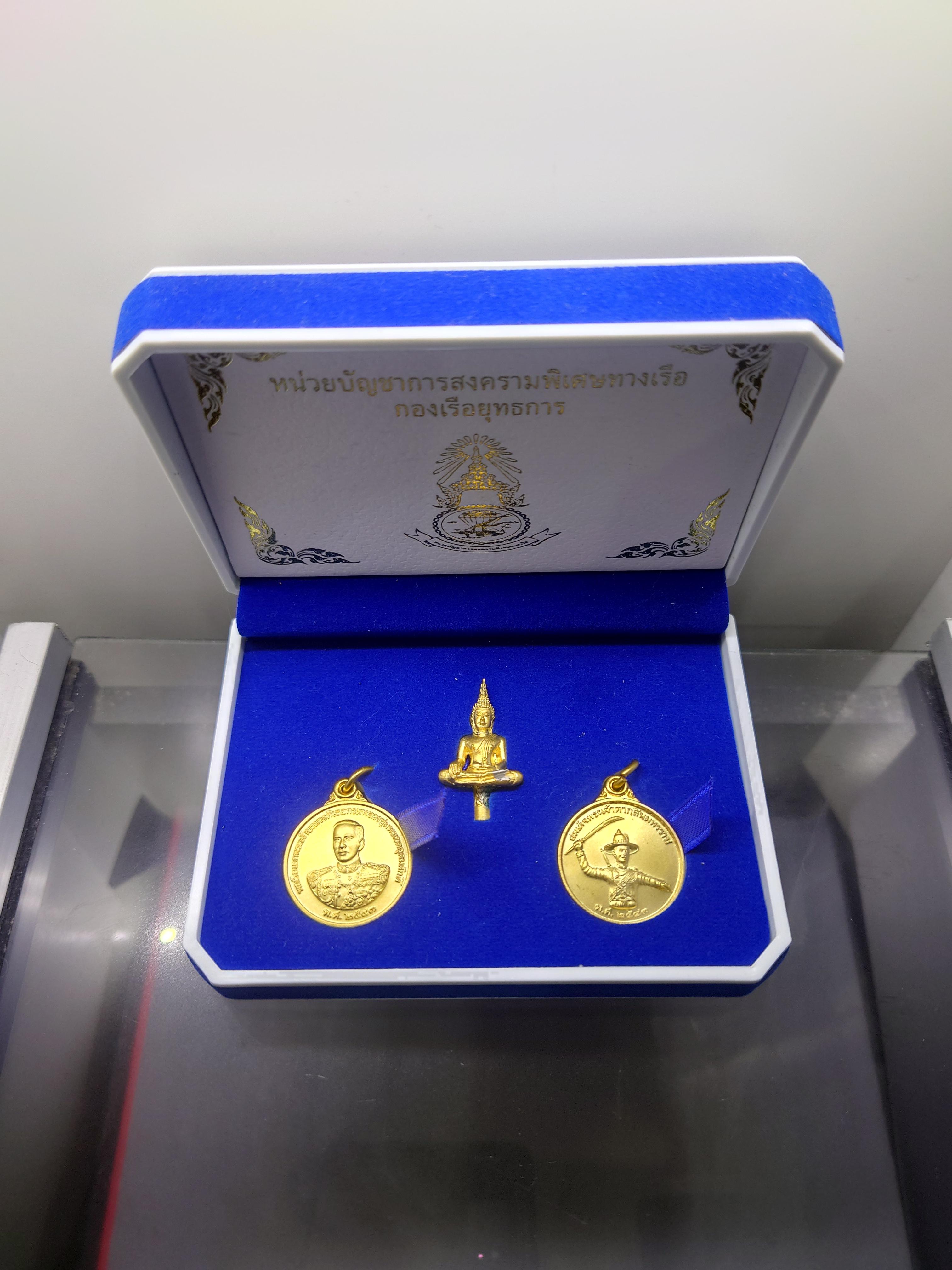 ชุดเหรียญกาหลั่ยทอง(พิมพ์เล็ก) ที่ระลึกสร้างอนุสาวรีย์พระเจ้าตาก หน่วยสงครามพิเศษทางเรือ(หน่วยซีล) สร้าง ปี2543 พร้อมกล่องเดิม