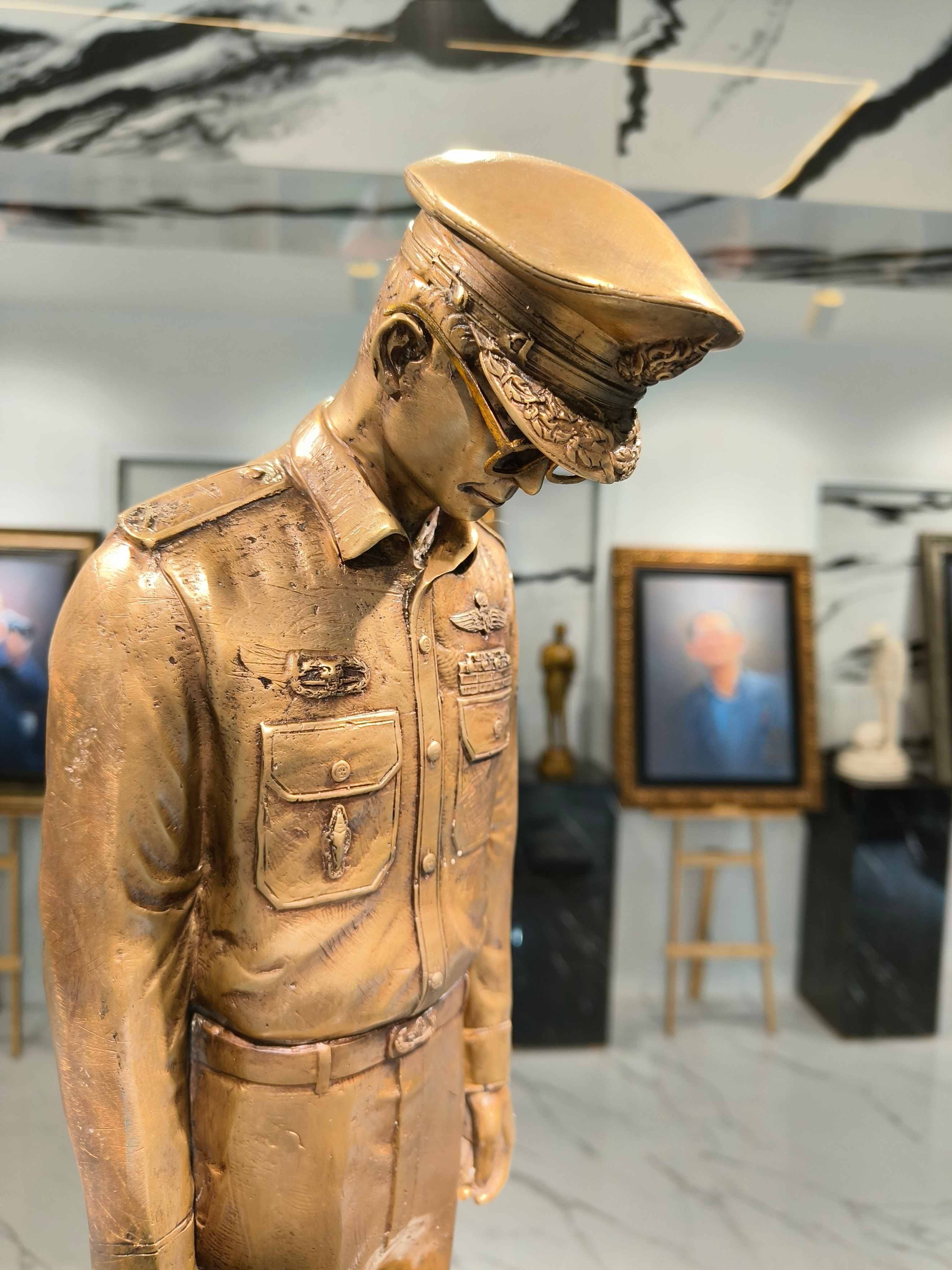 พระบรมรูปหล่อ ในหลวง รัชกาลที่ 9 รุ่น น้อมกราบพ่อ (เด็กก้มกราบ)